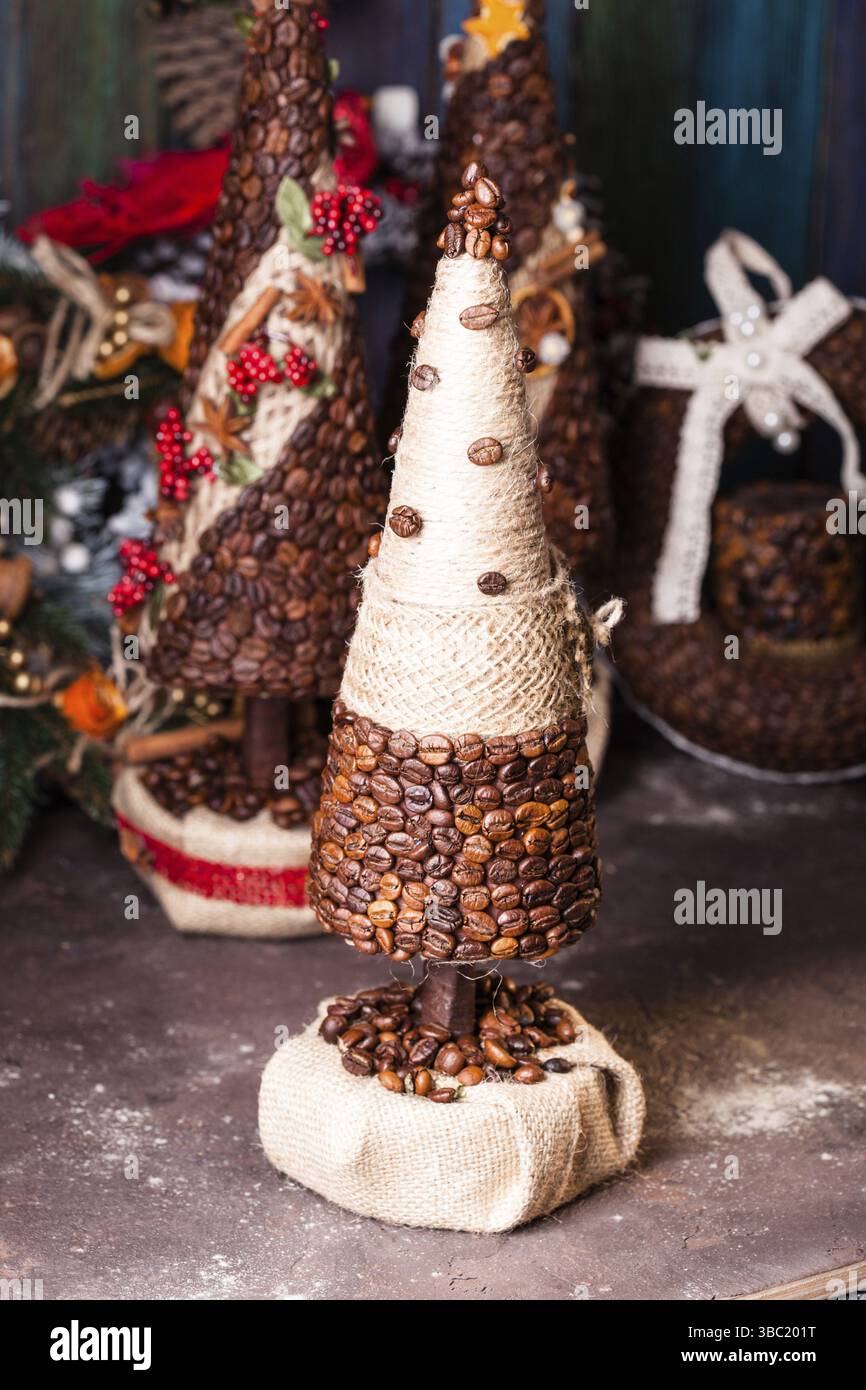 Weihnachtsmarkt, große Auswahl an handgemachten gemütlichen Dekorationen Stockfoto