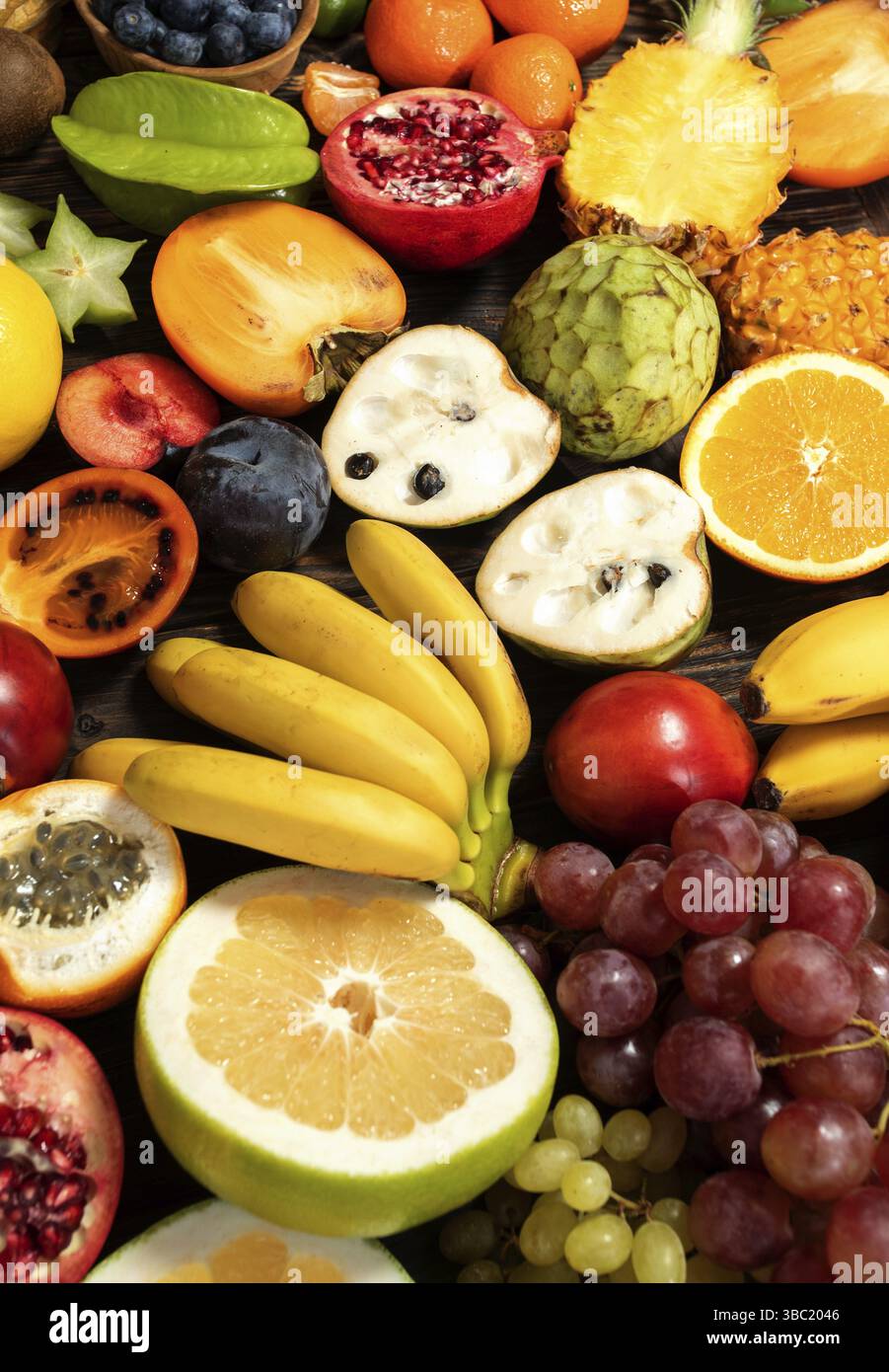 Tabelle mit Frucht, tropische Vielfalt von gemischtes Obst auf hölzernen Hintergrund, gesundes Essen und sauber essen Konzept Stockfoto