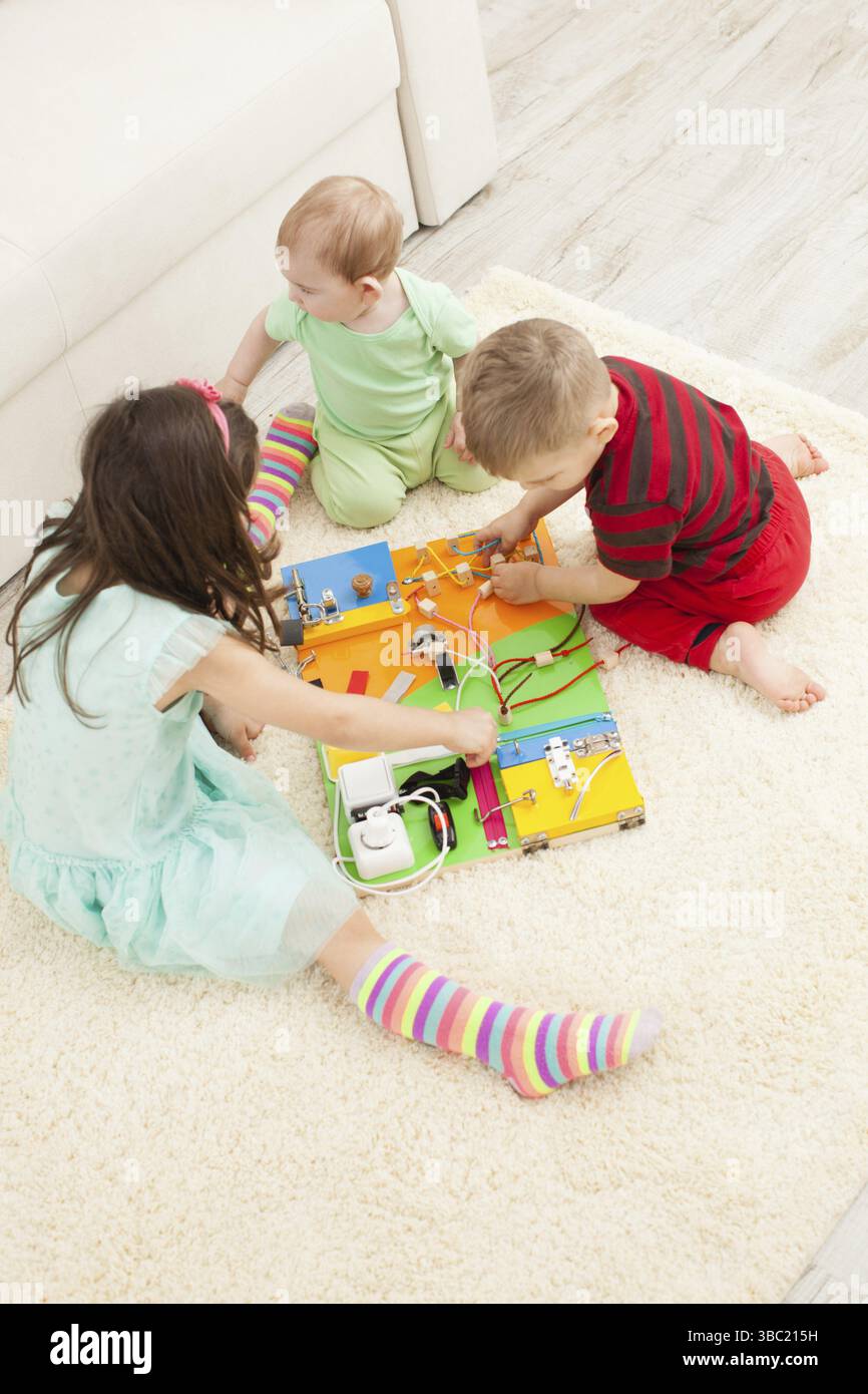 Handgemachtes Brett für Heimwerker - sensorisches Kinderspielzeug Stockfoto