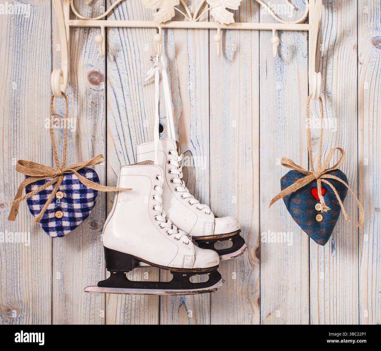 Valentine Vintage Dekor - blaue Gingham Herzen an den Haken Stockfoto