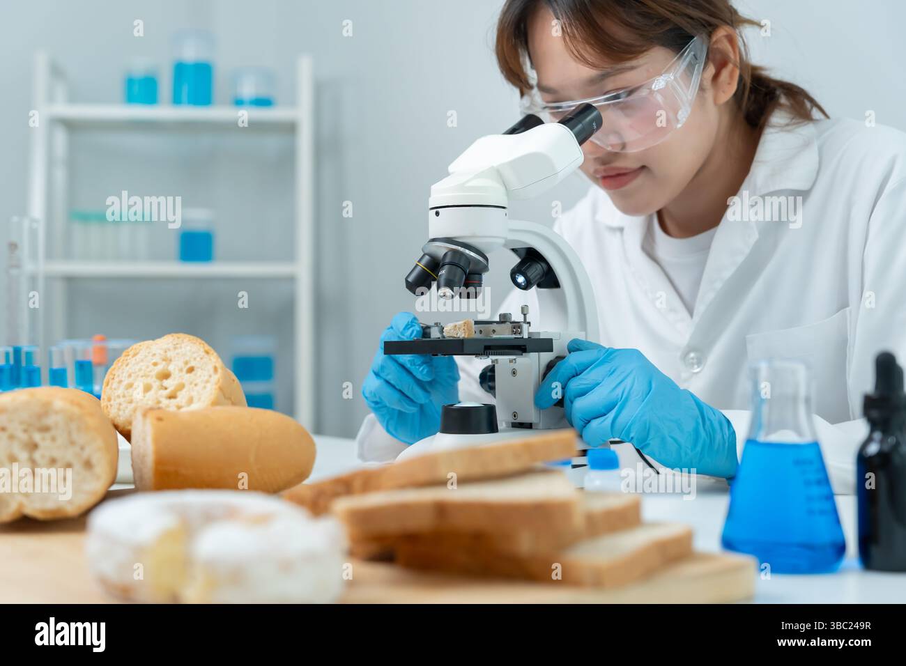 Chemikalie und Pilze im Labor prüfen. Kontrollexperten prüfen die Konzentration chemischer Rückstände. Gefahren, Standard, verbotene Substanzen, Kontra Stockfoto