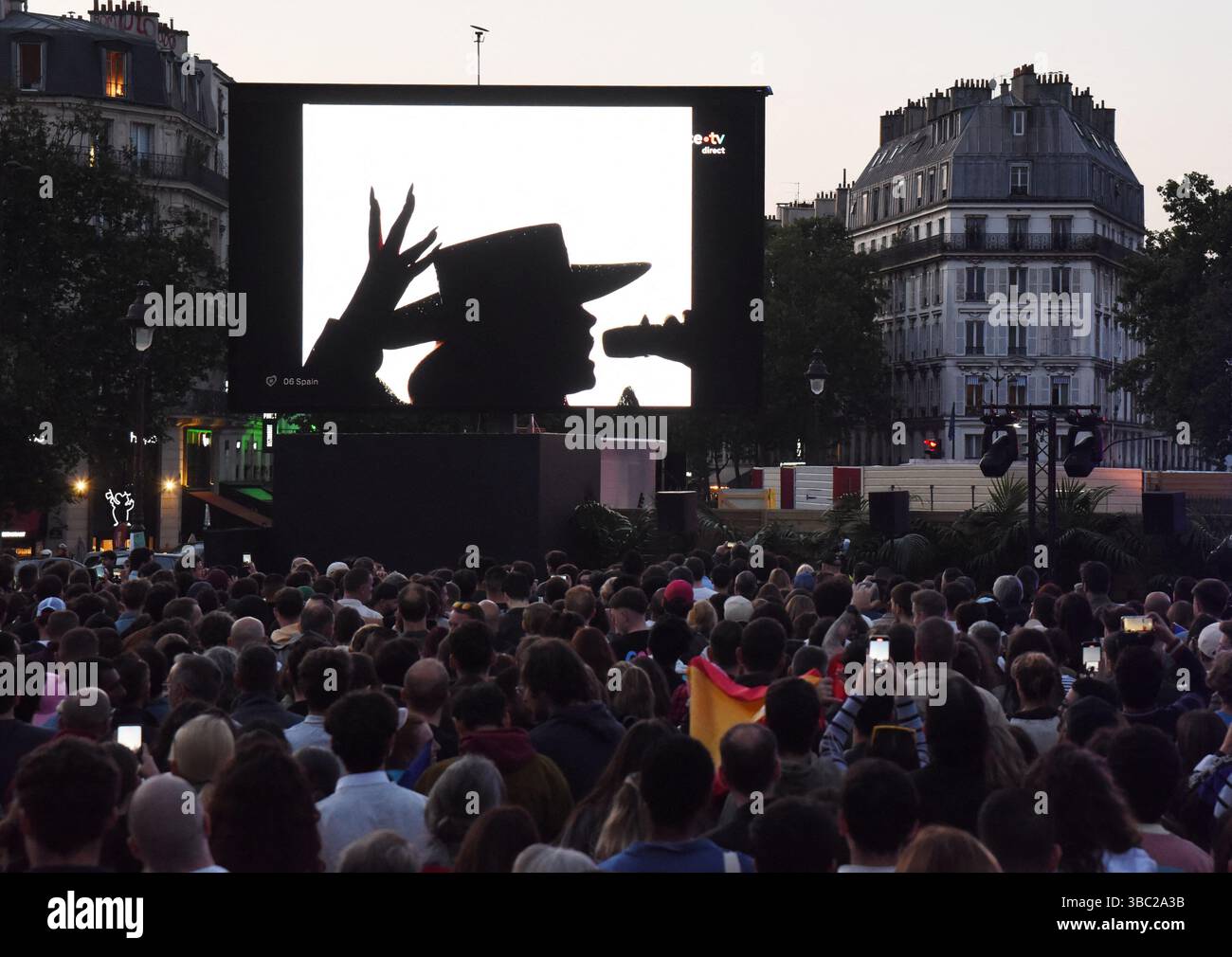 Paris, Frankreich. Mai 2025. Eurovision Party am Place de la Bastille, Österreich gewinnt Eurovision Song Contest 2025 in Paris, Frankreich am 17. Mai 2025 Foto: Alain Apaydin/ABACAPRESS.COM Credit: Abaca Press/Alamy Live News Stockfoto