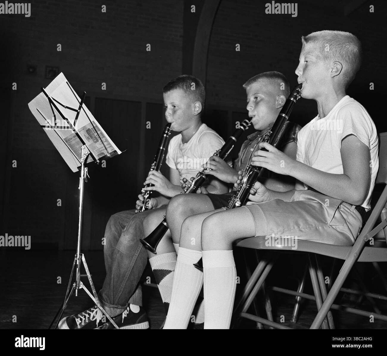 Drei Jungs spielen ihre Klarinetten während des Trainings in der Sommerschulband 1962. Stockfoto