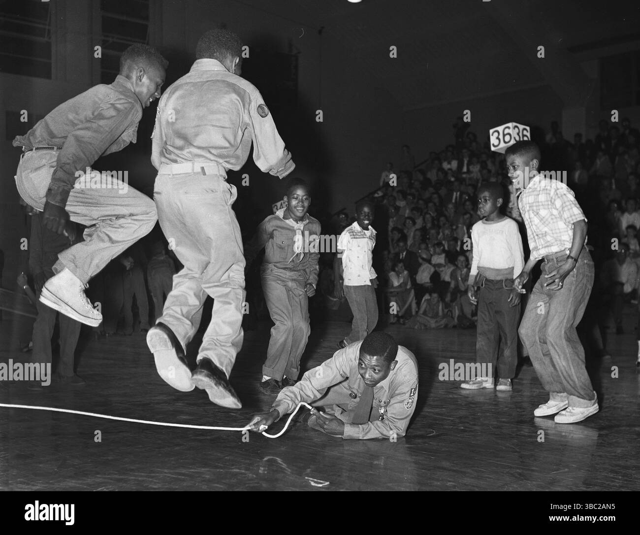 Afroamerikanische Pfadfinder haben eine Seilspringen-Demonstration durchgeführt, ca. 1960. Stockfoto
