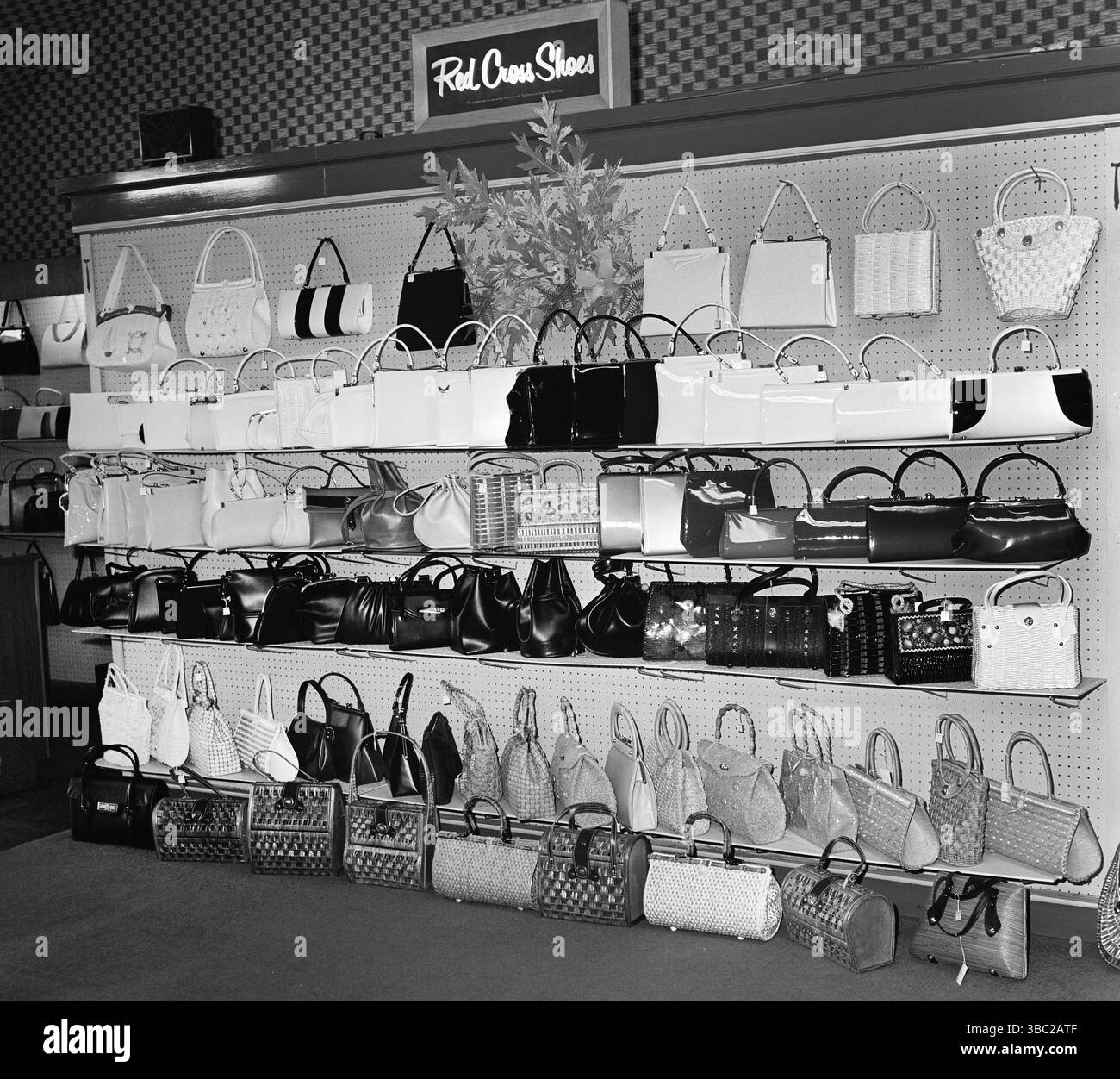 Einzelhandel Handtasche Geschäft Display, ca. 1964. Stockfoto