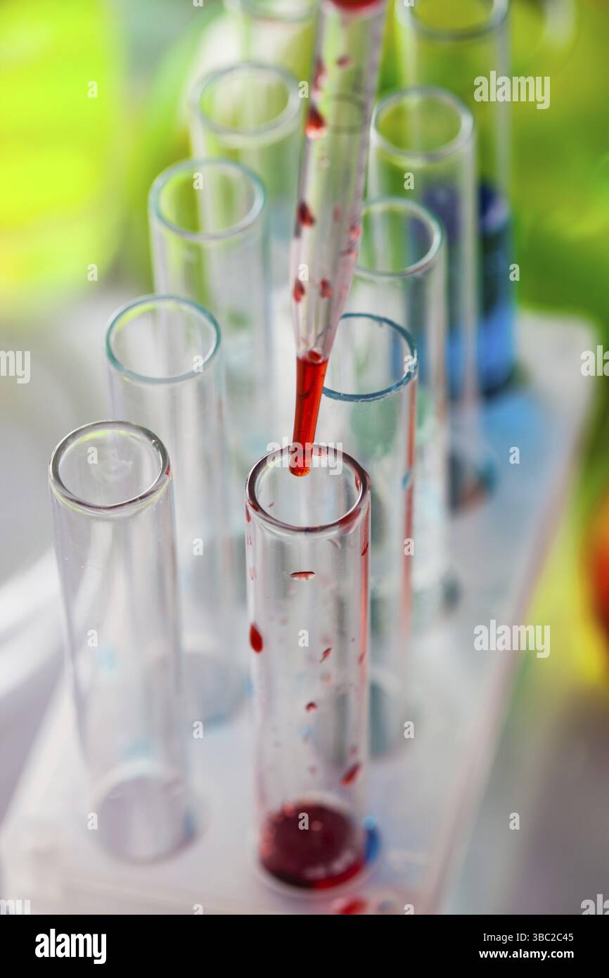 Das Blut aus der Pipette über Labor-Rohre Stockfoto