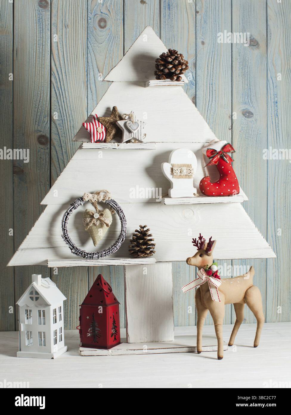 Schäbige, schicke Einrichtung im Weihnachtsstil aus Holz Stockfoto