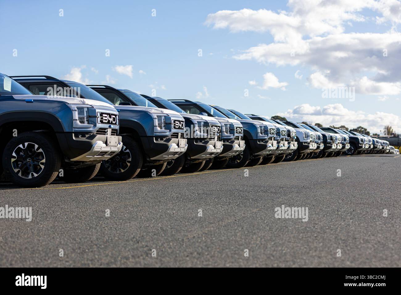 BYD Shark 6 Fahrzeuge in einem Autohof in einem Vorort von Melbourne, Australien Stockfoto