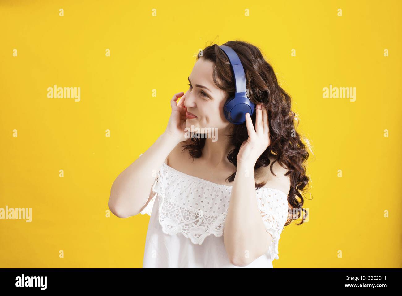 Kabellose Kopfhörer – einfache Möglichkeit, Musik zu hören und zu singen Stockfoto