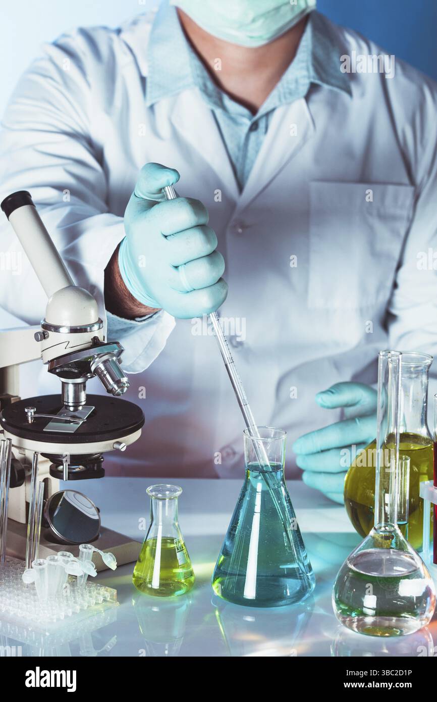 Den blauen Tropfen aus der Pipette über die Laborröhrchen Stockfoto