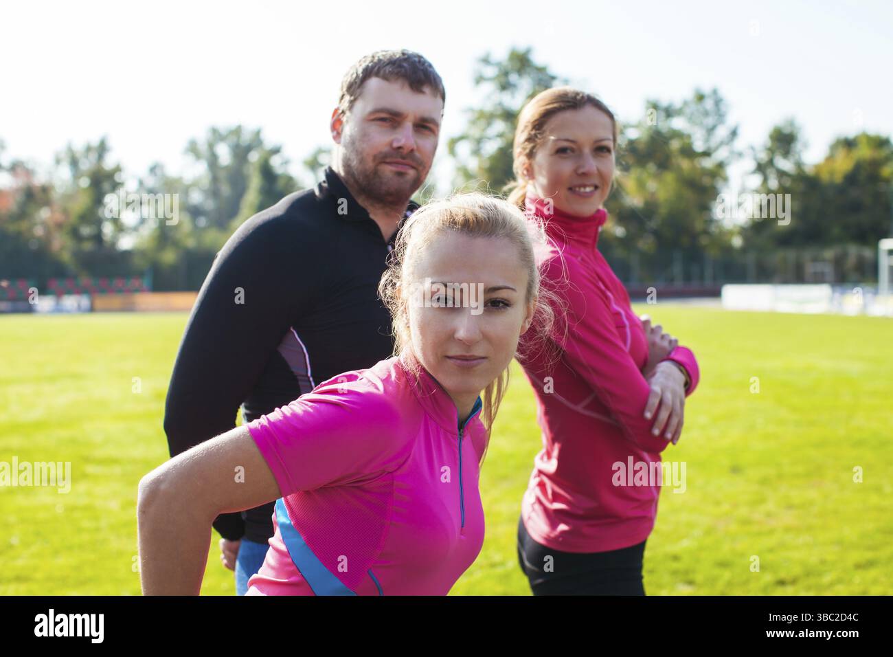 Vor dem Workout sind viele Sportler im Stadion Stockfoto