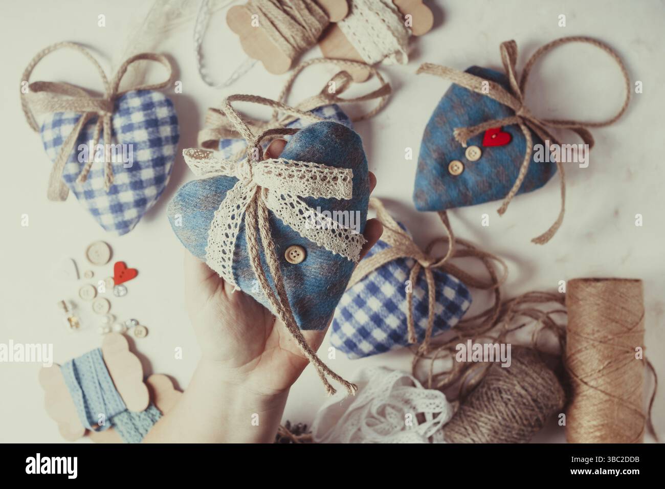 Einrichtung im Vintage- oder Weihnachtsstil: Boolue Gingham Hearts für Nähzubereitungen Stockfoto