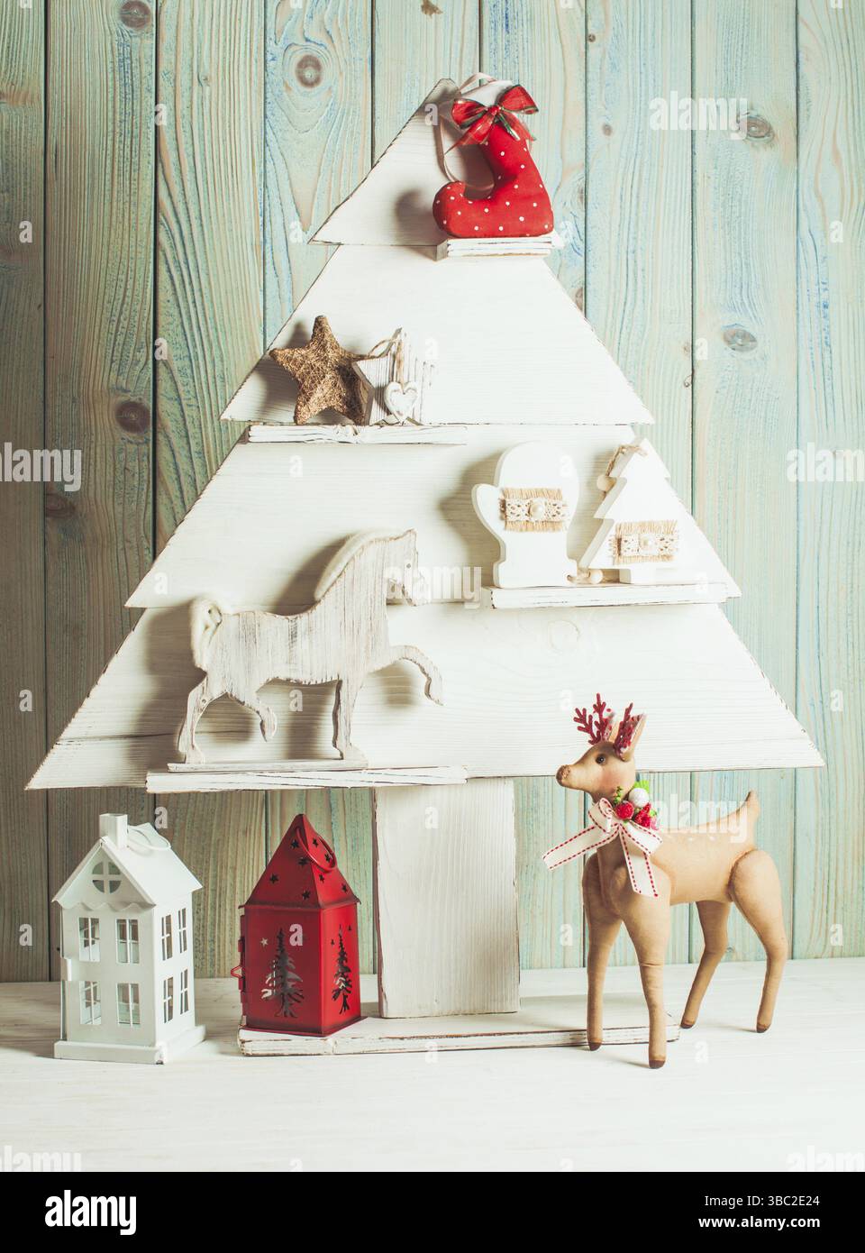 Schäbige, schicke Einrichtung im Weihnachtsstil aus Holz Stockfoto