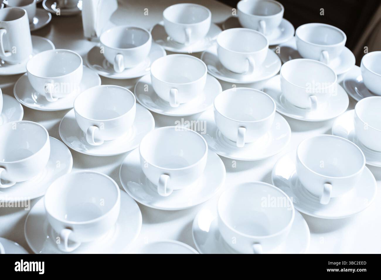 Einfaches Muster aus leeren Tassen Kaffee im Restaurant-Buffet Stockfoto