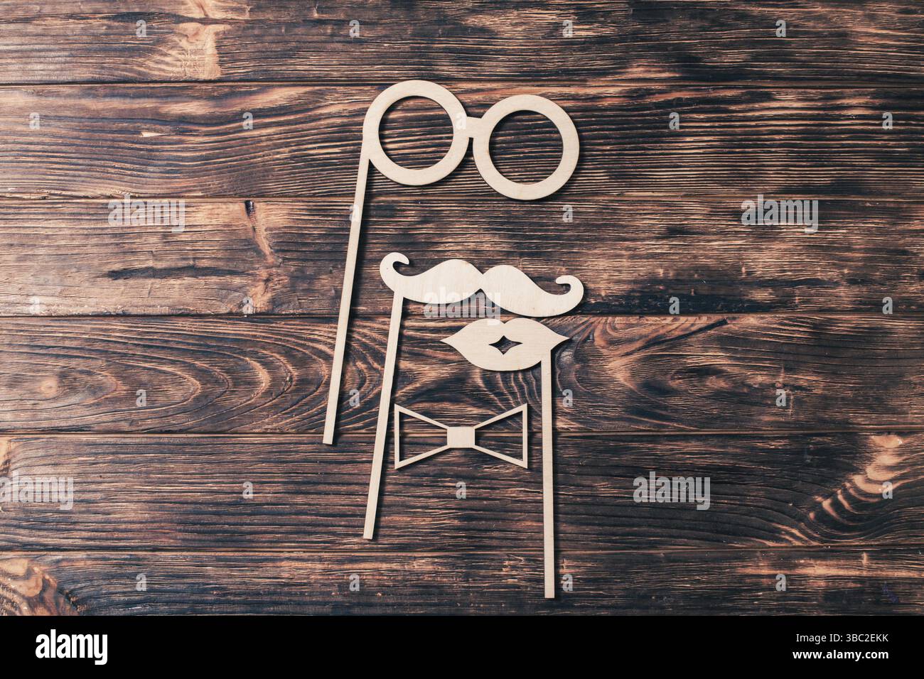 Ansicht von oben Bild von Vatertag Komposition mit Papier Schnurrbart, Fliege und Gläser bilden Mann Gesicht auf hölzernen Hintergrund Stockfoto