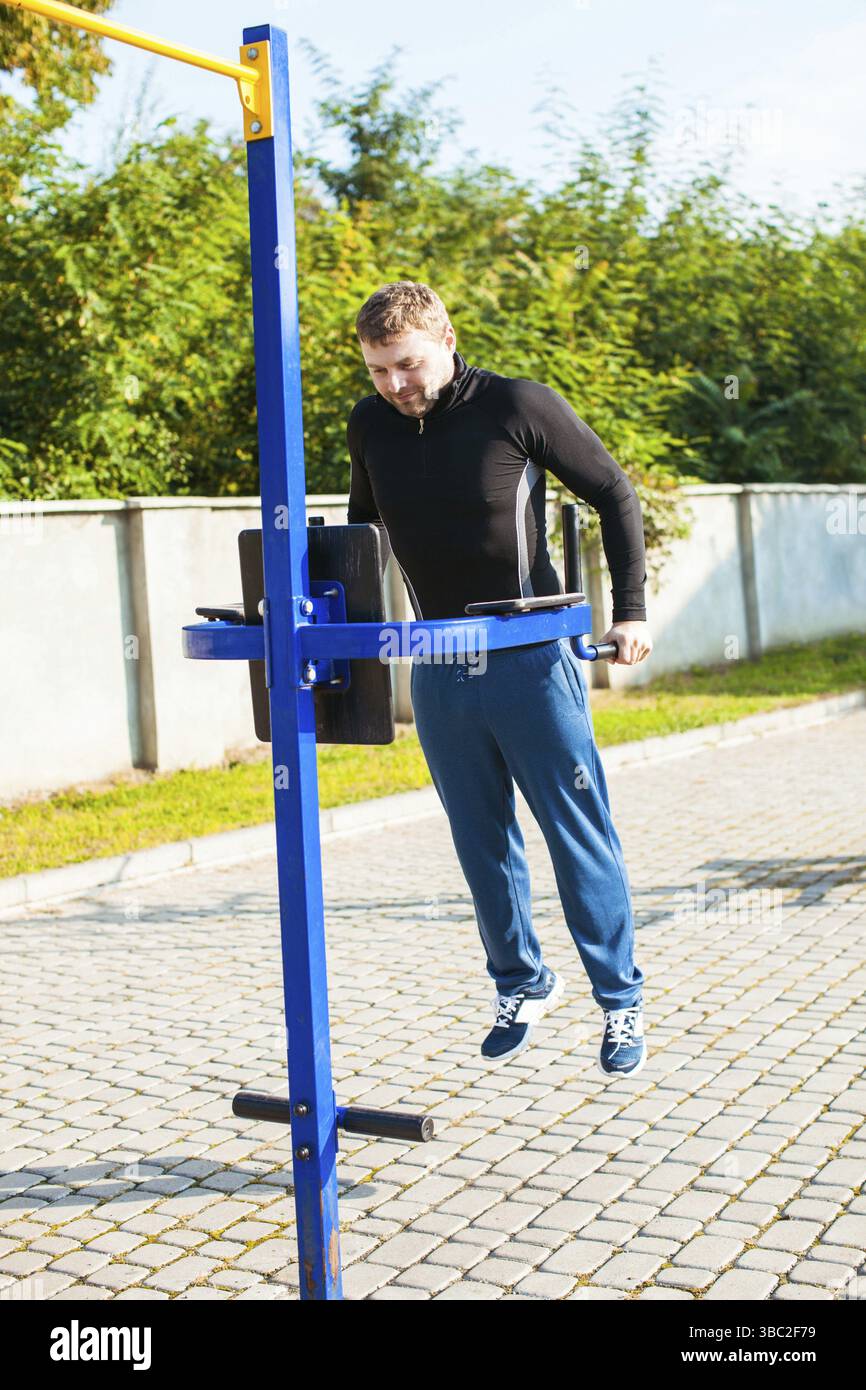 Der Mann in Sportbekleidung trainiert draußen Stockfoto