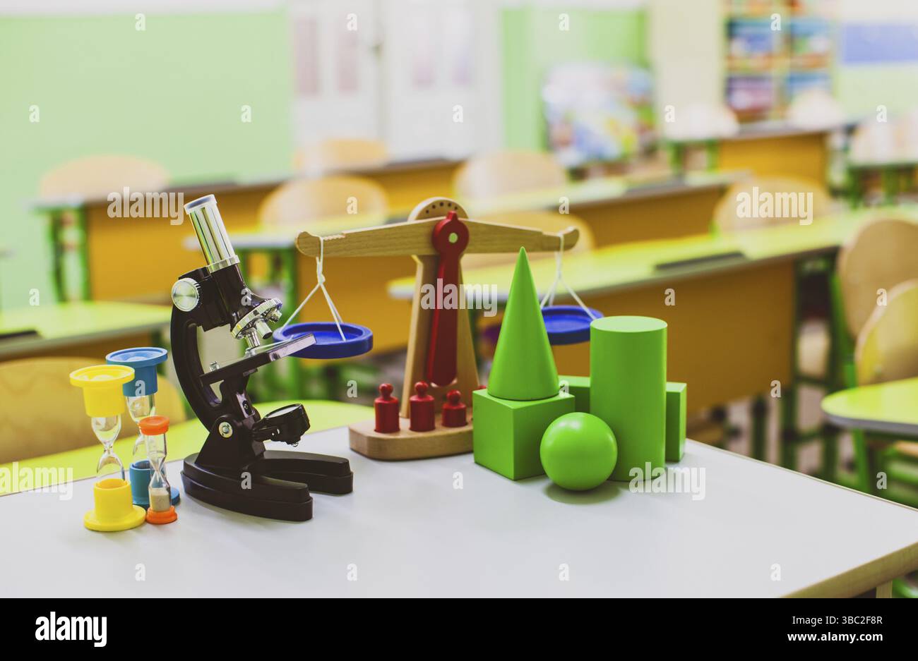 Verschiedene Bildungstools und Instrumente für das Studium an der Grundschule. Visuelle Hilfe für integrierten Naturunterricht. Leerer Classrom auf dem Backgro-Feld Stockfoto