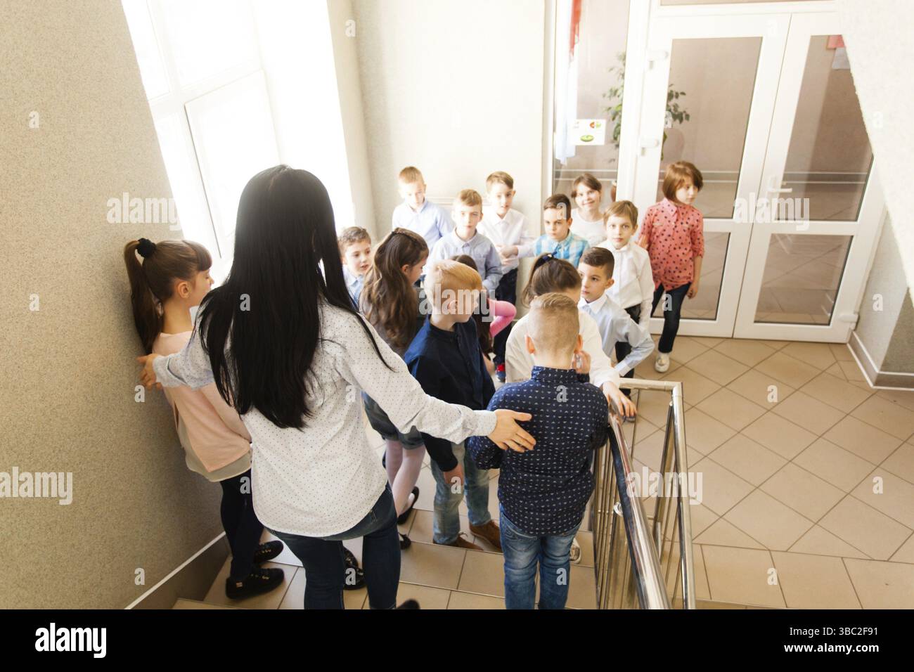 Schülerinnen und Schüler in einer Schule Flur, die Treppe nach der Lektion. Aktive Schüler laufen weg, Bewegungsunschärfe Stockfoto