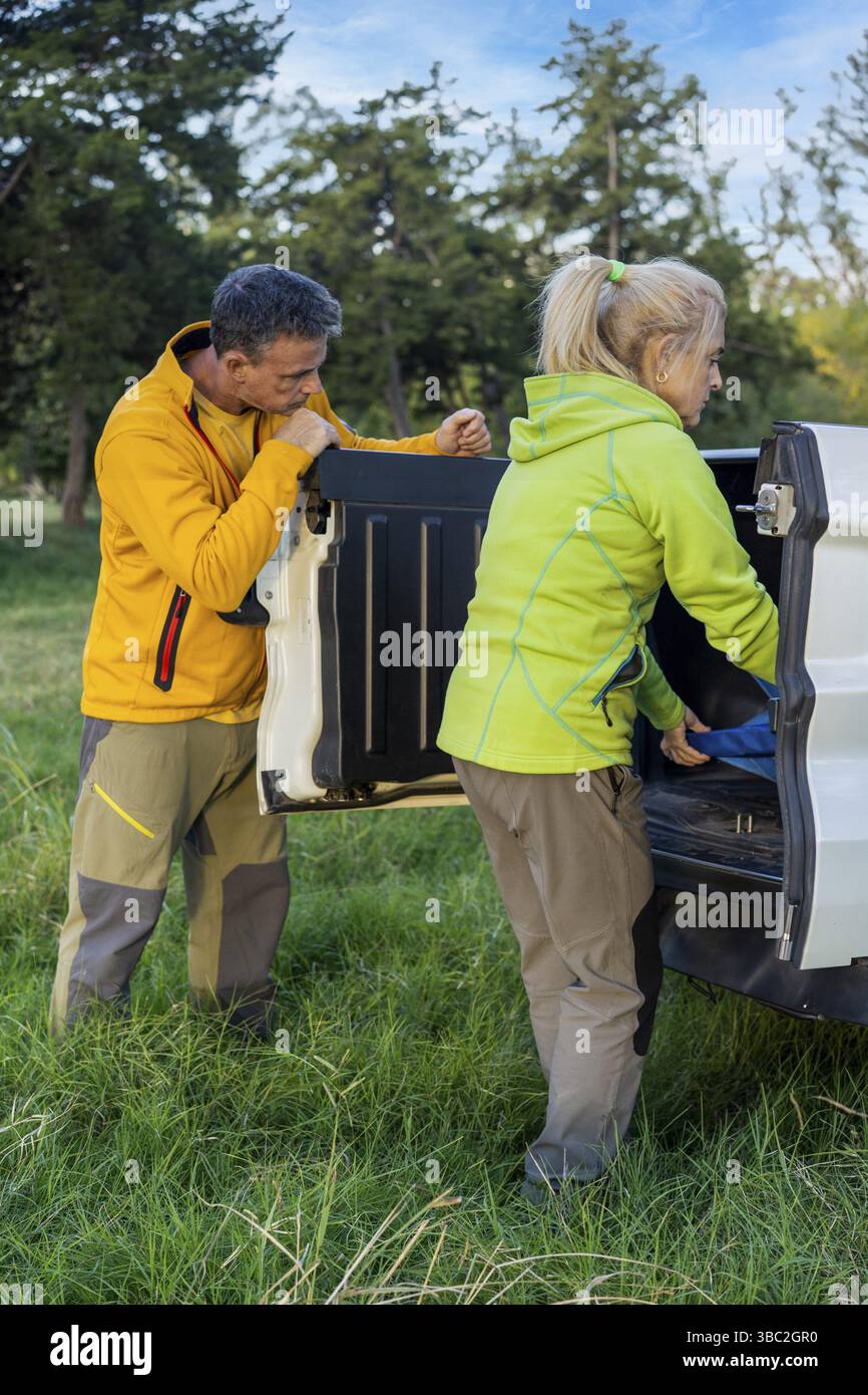 Abenteuerlustiges Paar, das draußen ein Camp aufbaut Stockfoto