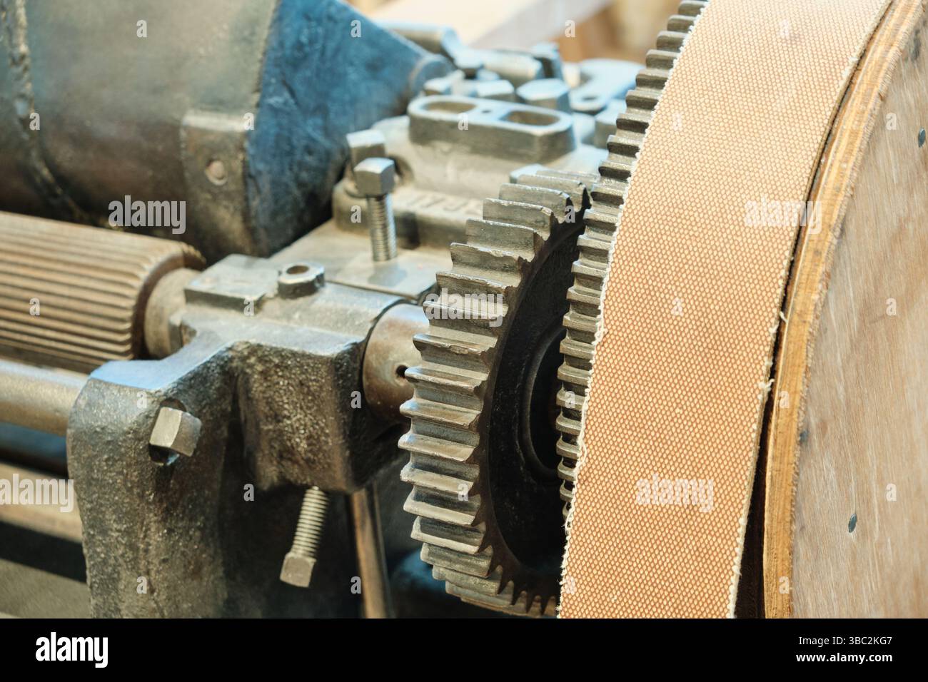 Nahaufnahme des Schwungrads einer industriellen Dampfmaschine Stockfoto