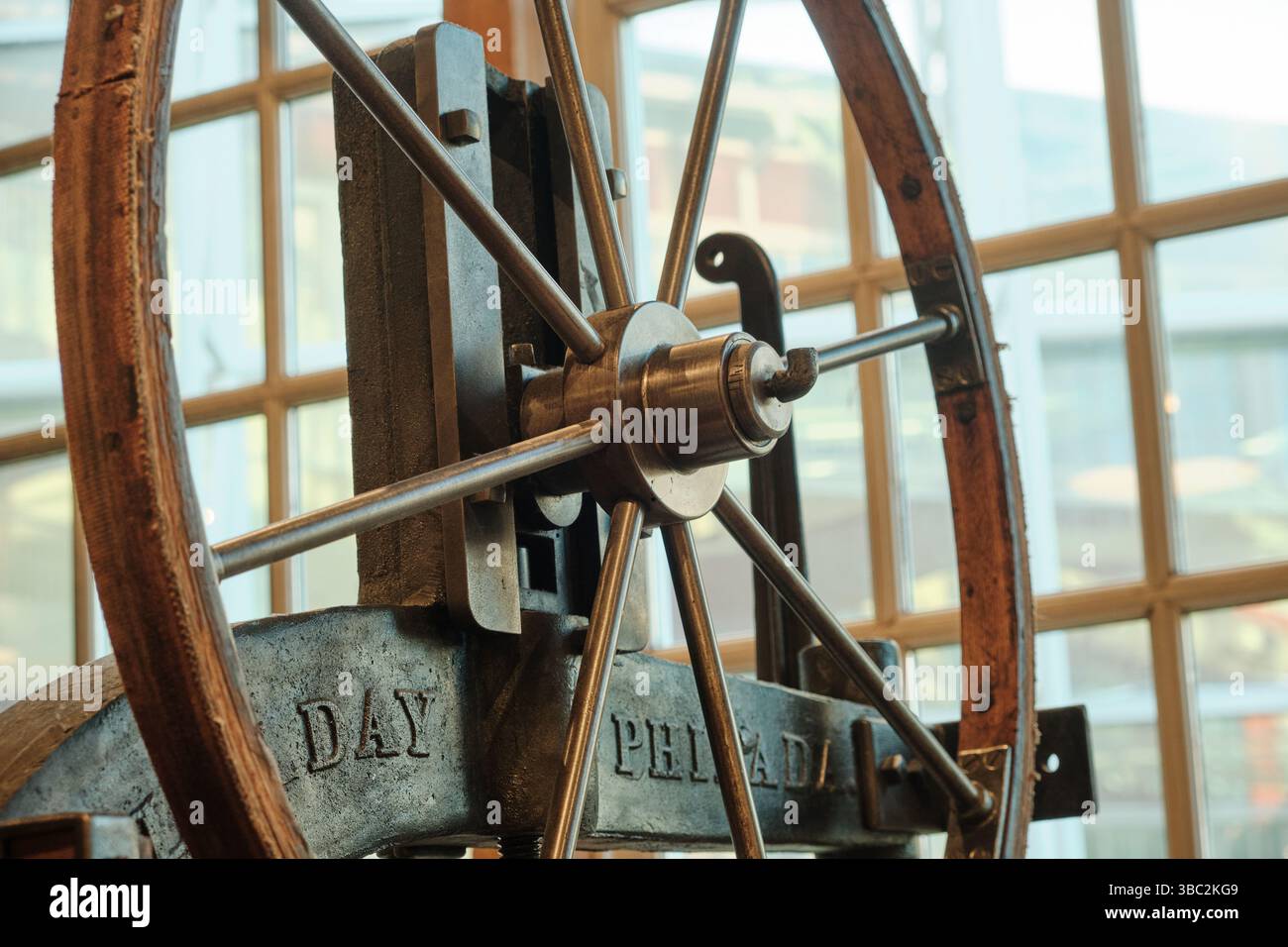 Nahaufnahme des Schwungrads einer industriellen Dampfmaschine Stockfoto
