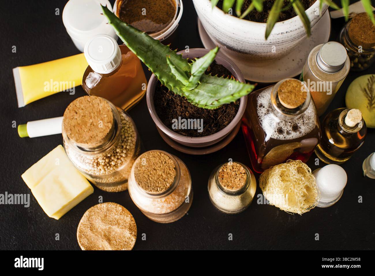 Kosmetikflaschen und massives Shampoo oder Seife, Draufsicht. Organische Kosmetik in Vintage-Flaschen Stockfoto
