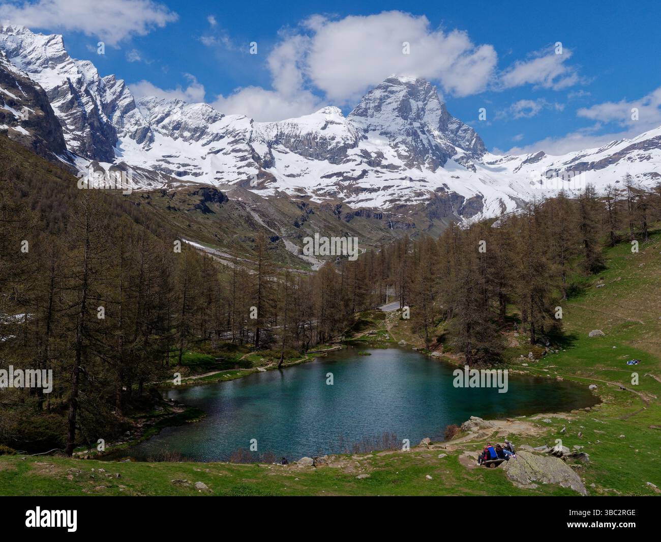 Lake Blue (Lago Blu) und der schneebedeckte Cervino (alias Matterhorn) Berg im Aostatal, NW Italien. Mai 2025 Stockfoto