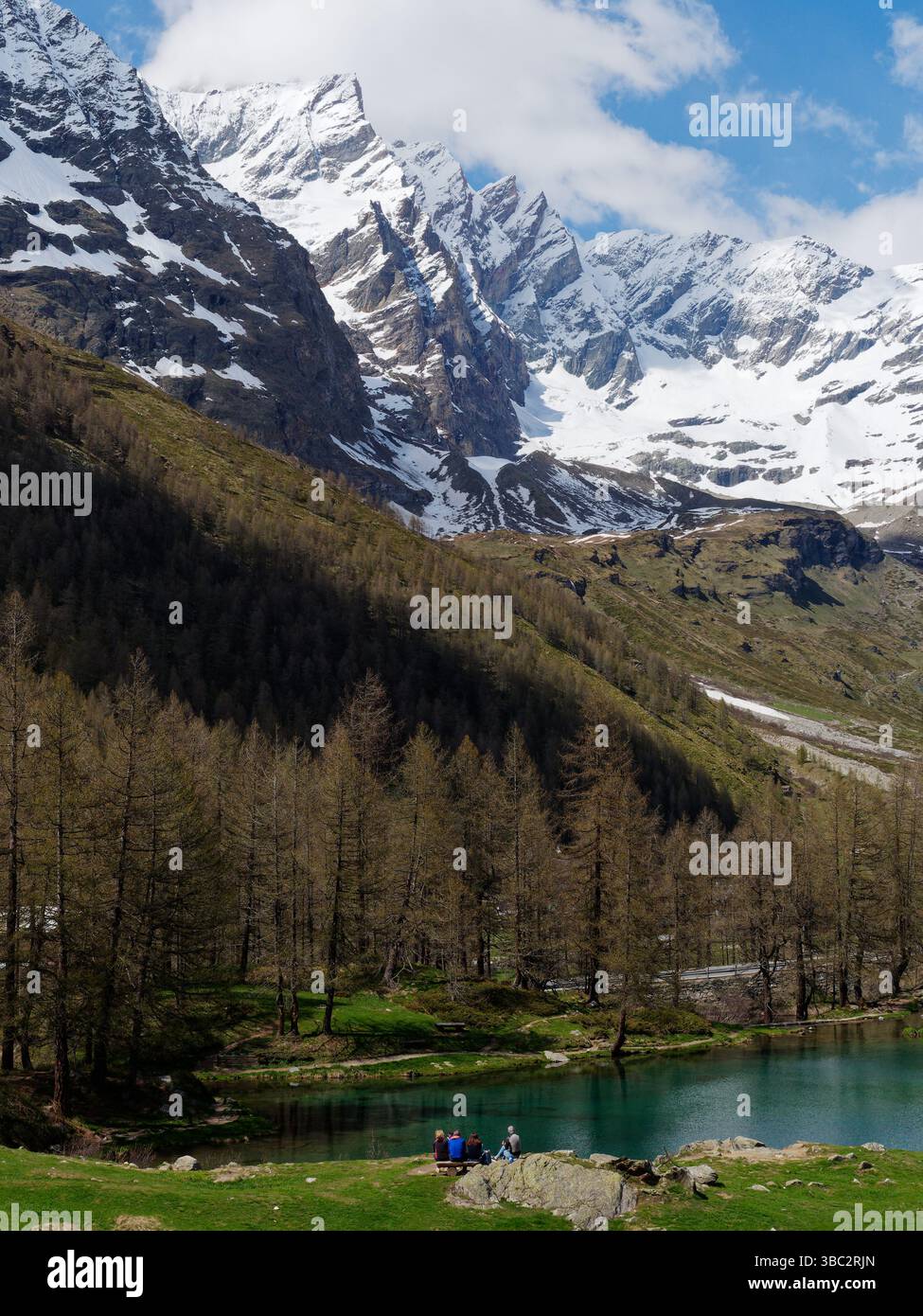 Lake Blue (Lago Blu) und der schneebedeckte Cervino (alias Matterhorn) Berg im Aostatal, NW Italien. Mai 2025 Stockfoto