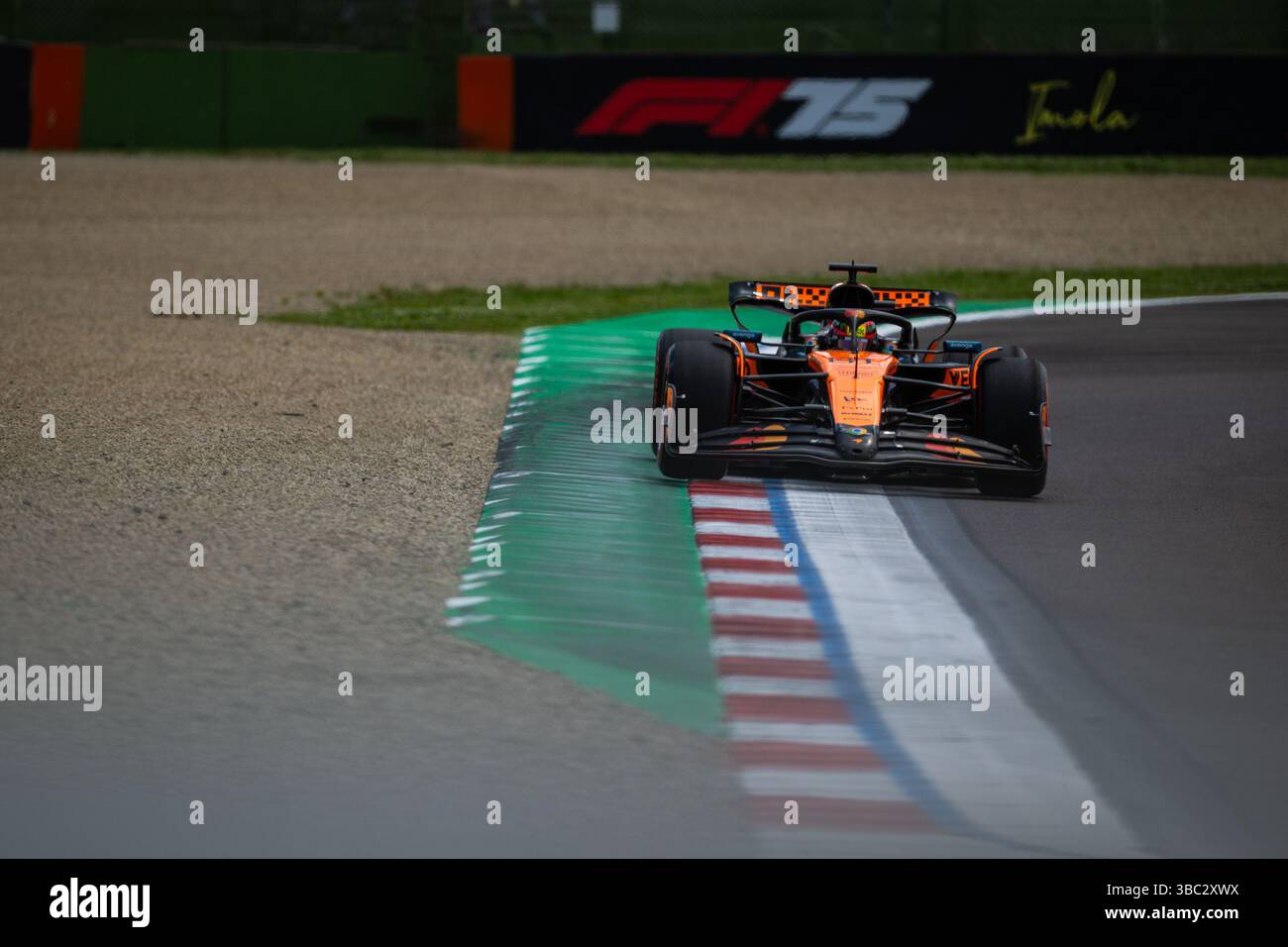 Imola, Bo, Italien. Mai 2025. OSCAR PIASTRI (McLaren) während des Qualifings im Autodromo Enzo e Dino Ferrari (Imola, BO) am Samstag, den 17. September. Credit: Nicolo Farina/ZUMA Press Wire/ZUMA Wire/Alamy Live News Stockfoto