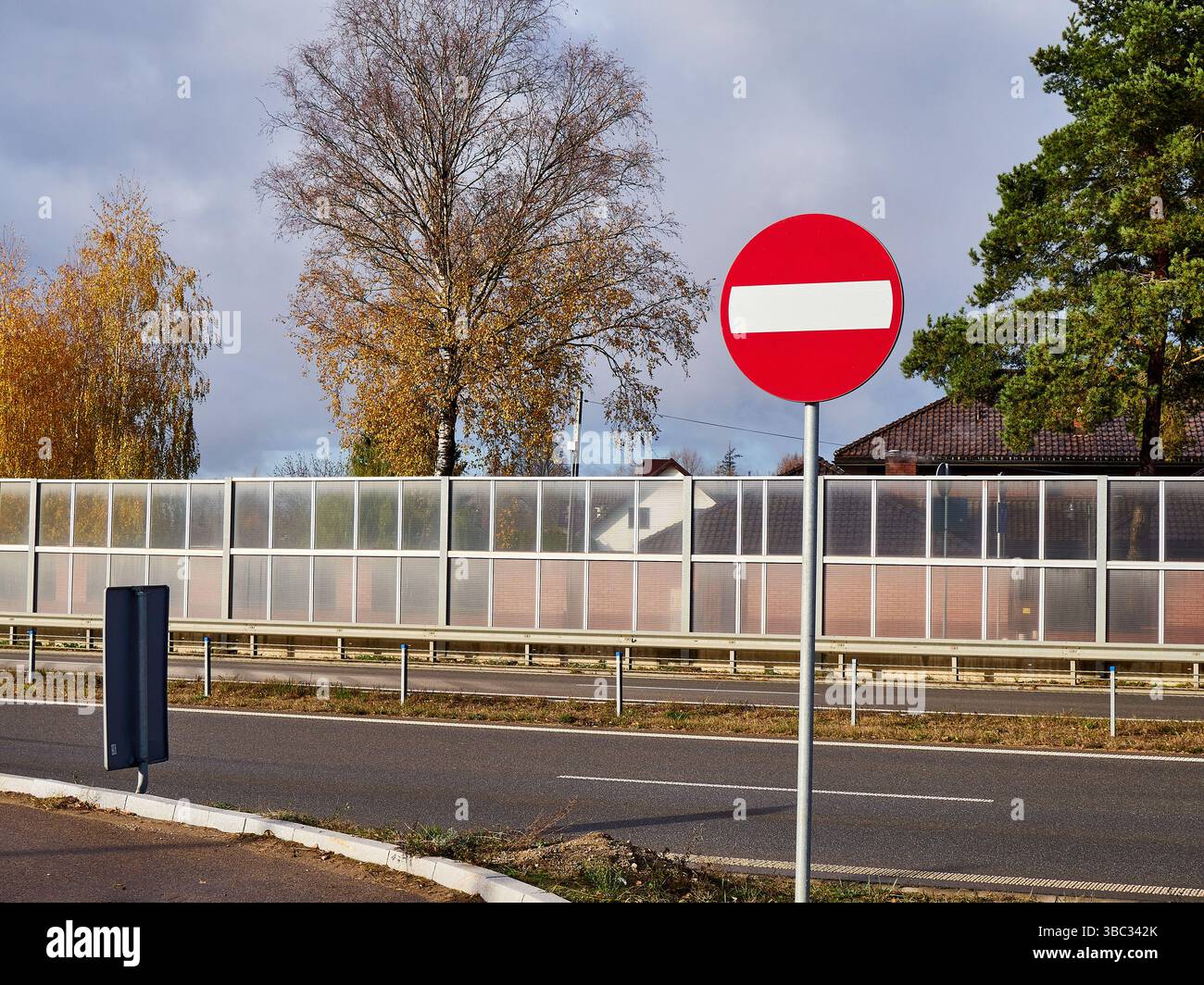 Kein Verkehrsschild gegen Lärmschutz und Bäume Stockfoto