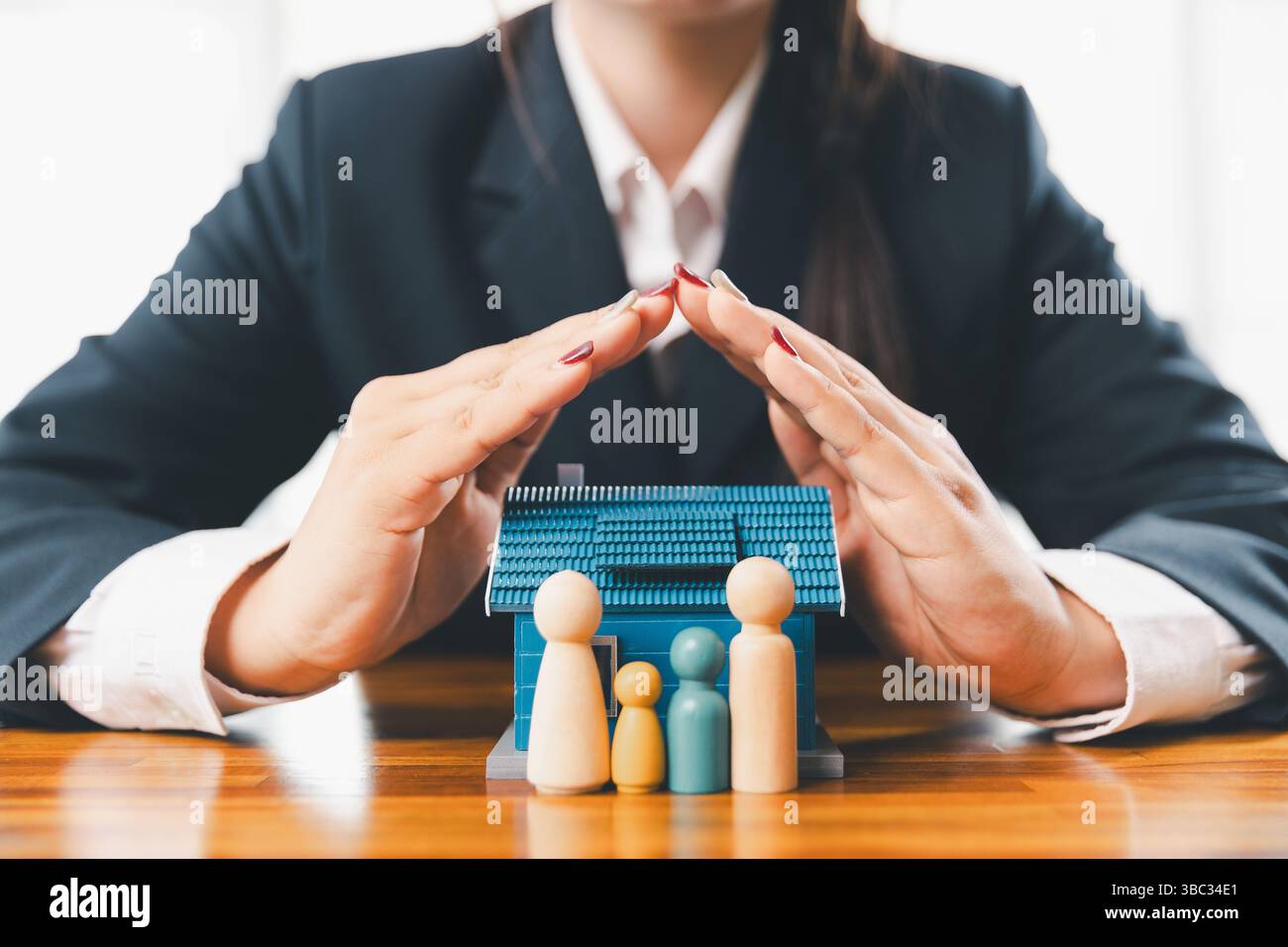 Hausversicherung und Sicherheitskonzept. Immobilienversicherung. Risiko einer Domino-Kette. Versicherungsrisikomanagement, Sachschutz, Finanzen Stockfoto