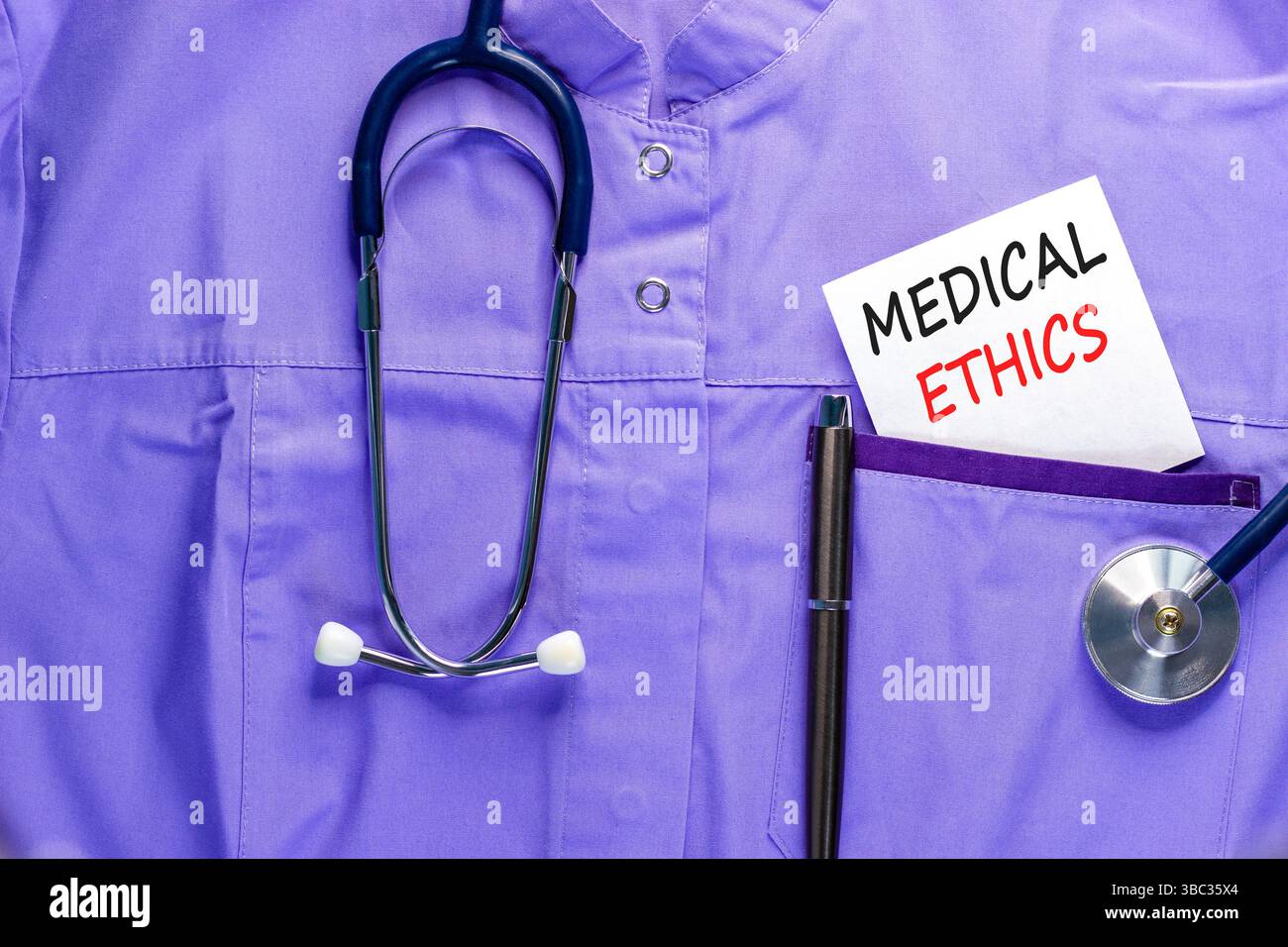 Medizinethik-Symbol. Konzeptworte medizinische Ethik auf der schönen weißen Karte. Stethoskop und Stift. Schöne medizinische Uniform. Gesunde Lebensweise medizinisch Stockfoto