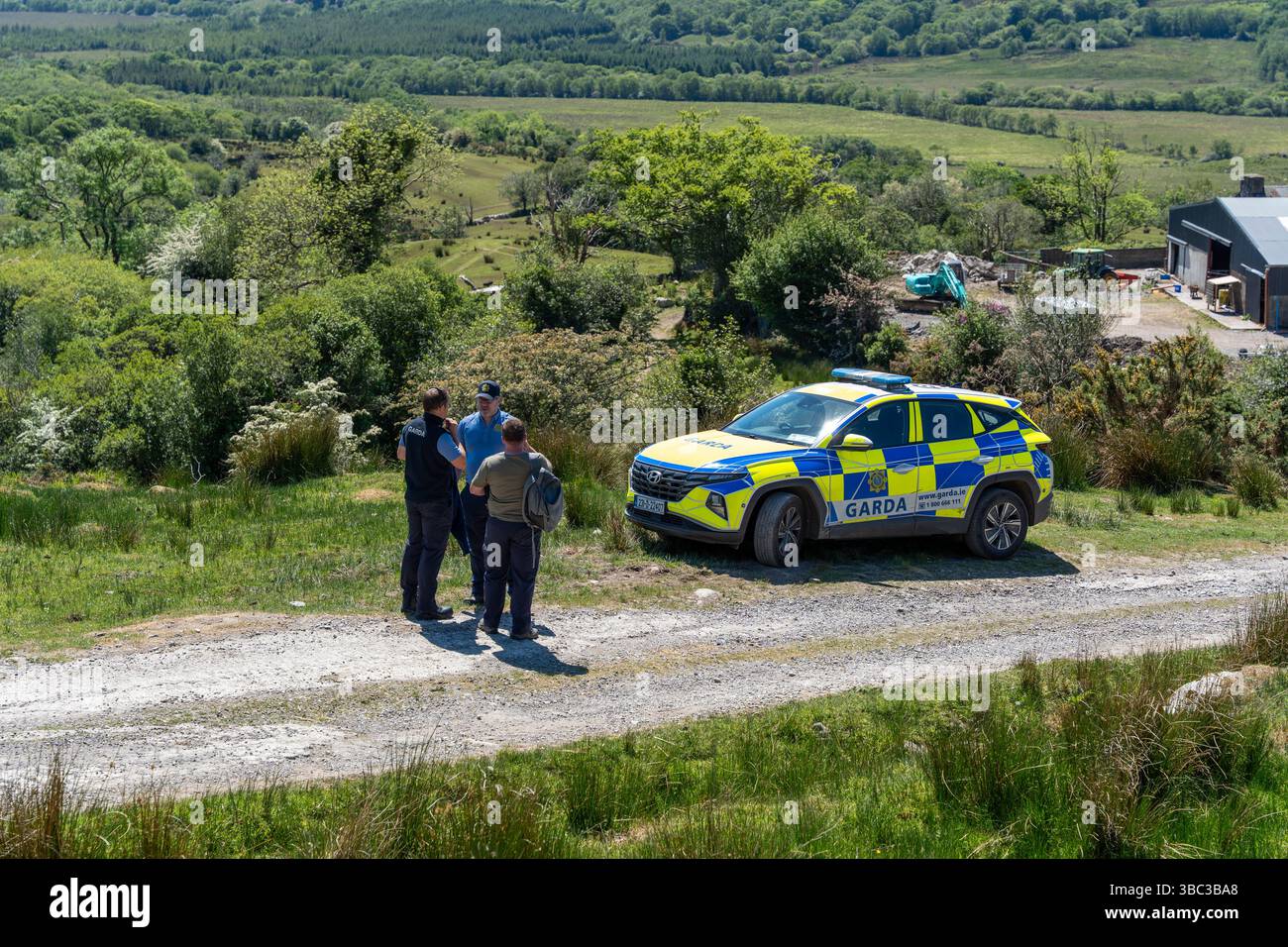 Gardai am Tatort in Carrig East, Kenmare, untersucht das Verschwinden des Co-Kerry-Bauern Michael Gaine. Der 56-Jährige wurde am Freitag, den 21. März, in seinem Haus in der Nähe von Kenmare als vermisst gemeldet. Bilddatum: Samstag, 17. Mai 2025. Stockfoto