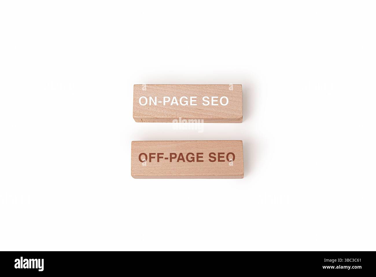 Zwei Holzblöcke mit der Bezeichnung „On-page SEO“ und „Off-page SEO“ veranschaulichen die wichtigsten Konzepte bei der Suchmaschinenoptimierung. Stockfoto