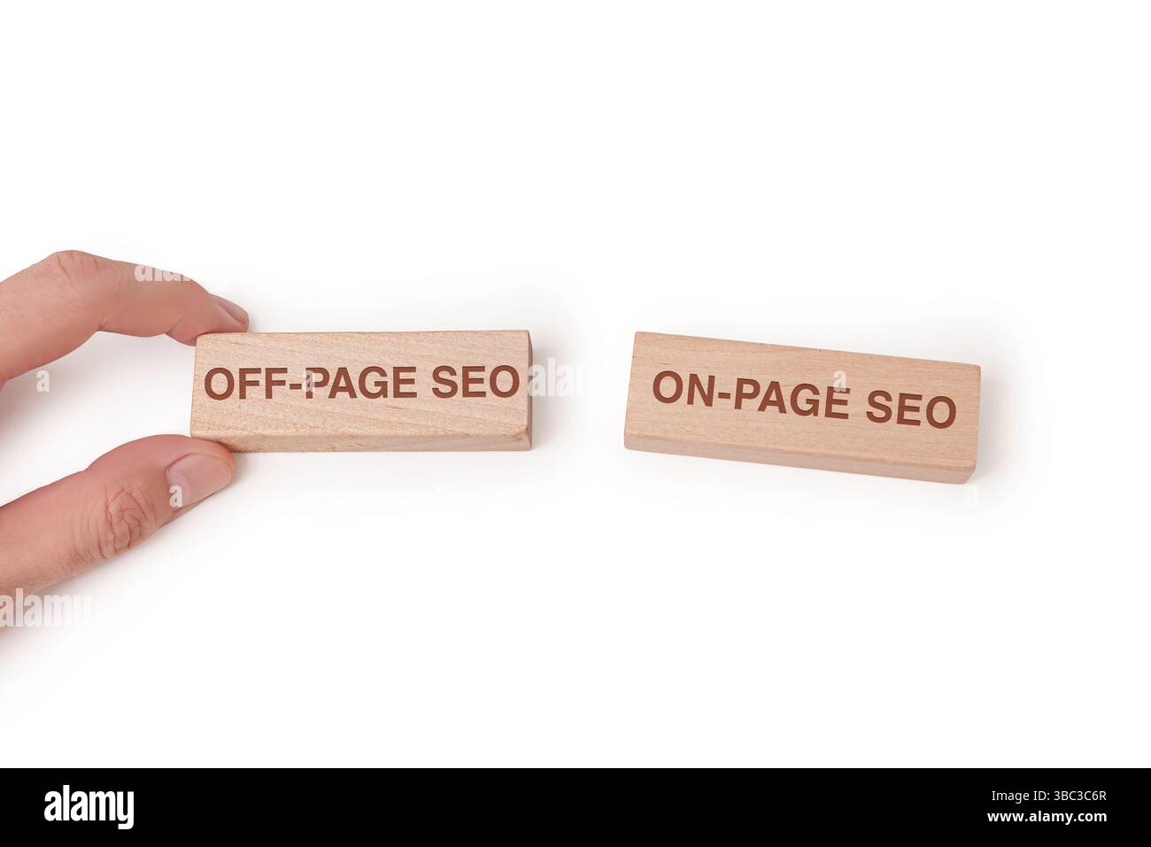 Eine Hand mit einem Holzblock, der „Off-Page SEO vs. On-Page SEO“ anzeigt, was den Unterschied zwischen den beiden SEO-Strategien symbolisiert. Stockfoto