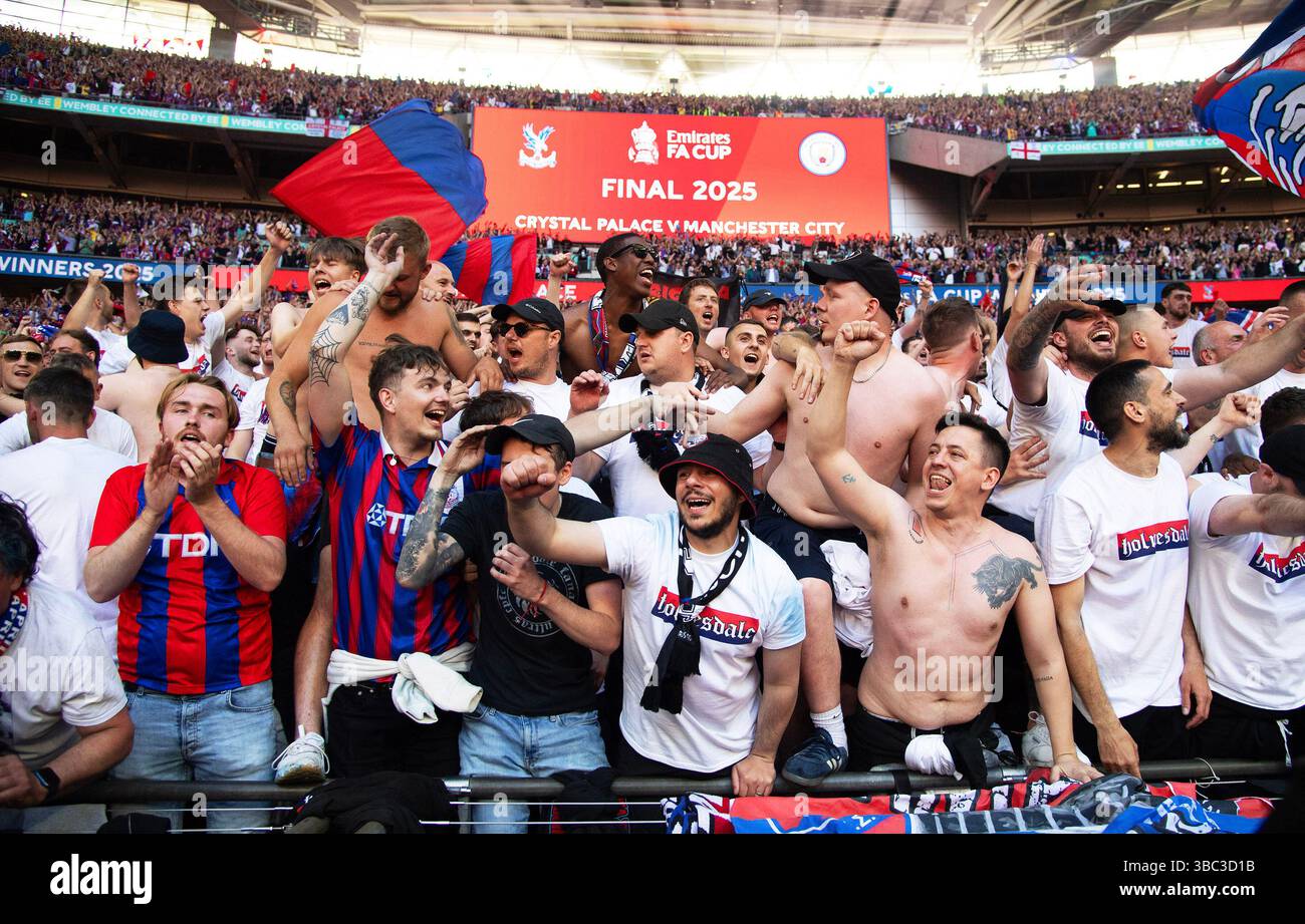 London, Großbritannien. Mai 2025. Crystal Palace Fans feiern in Wembley. Das Finale des Emirates FA Cup, Crystal Palace gegen Manchester City im Wembley Stadium in London am Samstag, den 17. Mai 2025. Nur redaktionelle Verwendung. bild von Sandra MailerAndrew Orchard Sportfotografie/Alamy Live News Credit: Andrew Orchard Sportfotografie/Alamy Live News Stockfoto