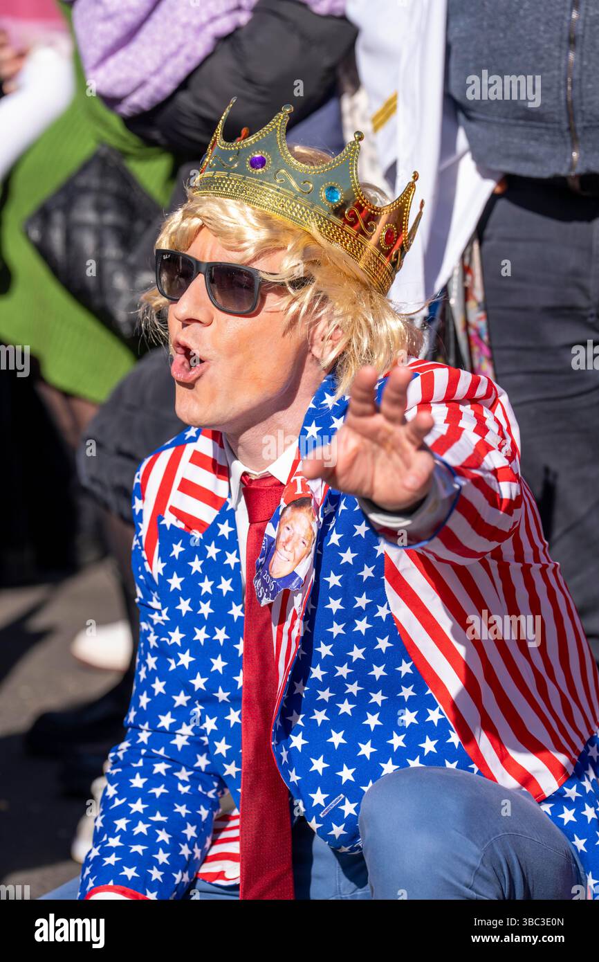 Rosenmontagsparade in Düsseldorf, Leute in schicken Kleidern beim Straßenkarneval, Mann gekleidet als Donald Trump, König von Amerika, Nordrhein-Westfalen, Stockfoto Rosenmontagsparade in Düsseldorf, Leute in schicken Kleidern beim Straßenkarneval, Mann gekleidet als Donald Trump, König von Amerika, Nordrhein-Westfalen, Stockfoto