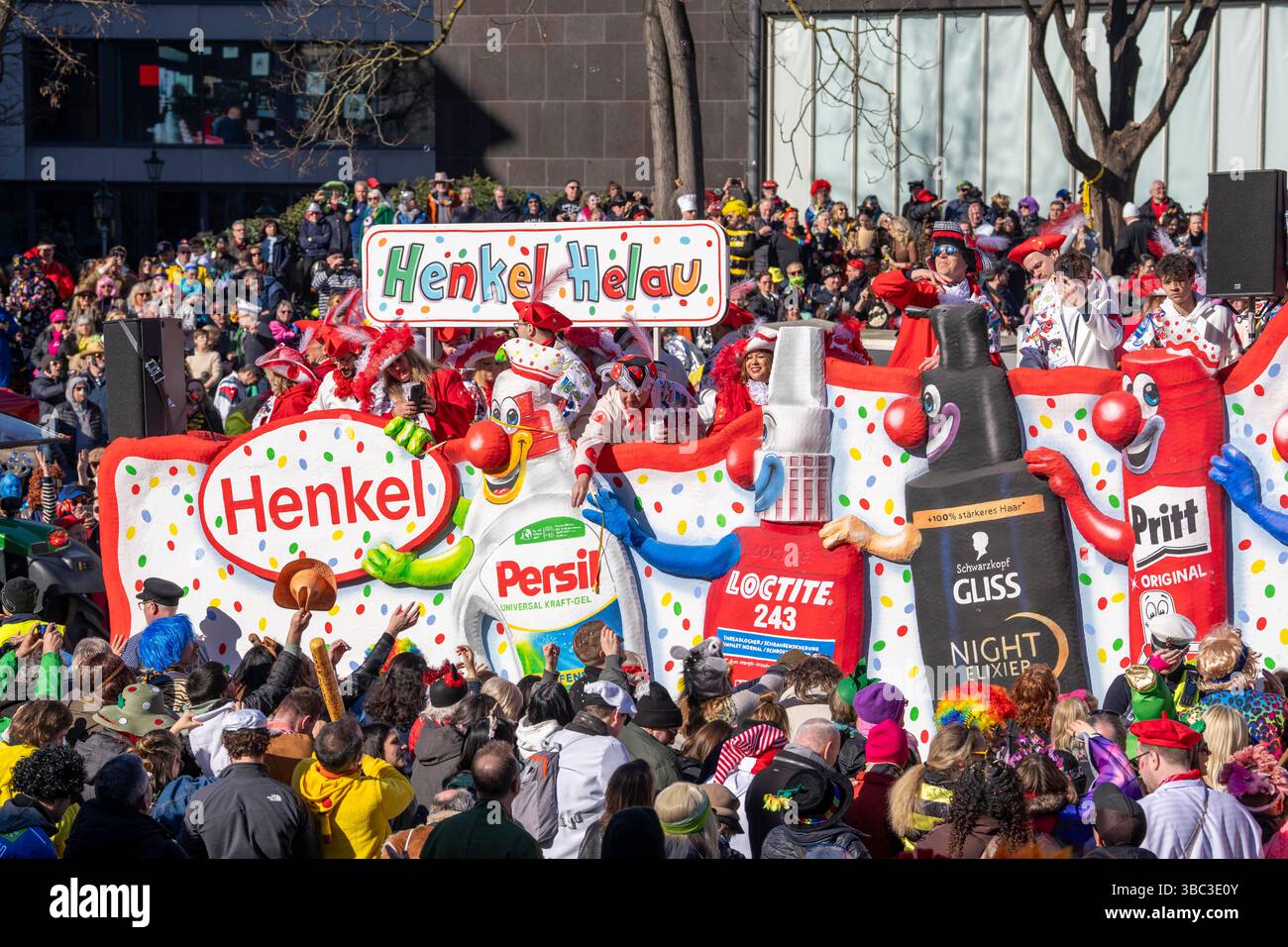 Rosenmontagsparade in Düsseldorf, motorisierte Wagen in der Parade, Leute in Mode beim Straßenkarneval, Werbewagen von der Henkel com Stockfoto Rosenmontagsparade in Düsseldorf, motorisierte Wagen in der Parade, Leute in Mode beim Straßenkarneval, Werbewagen von der Henkel com Stockfoto