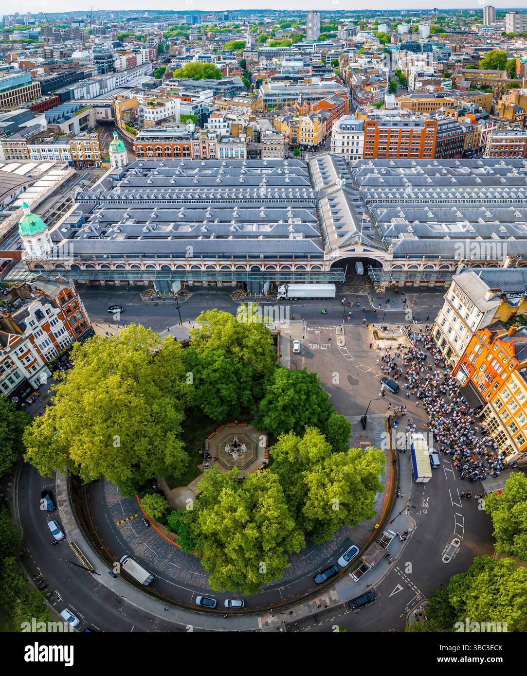 Hochwinkelaufnahme des Smithfield Market im Zentrum von London, die historische Architektur mit moderner Stadtentwicklung verbindet. Toll für Geschäftsleute, Tourismus, usw. Stockfoto