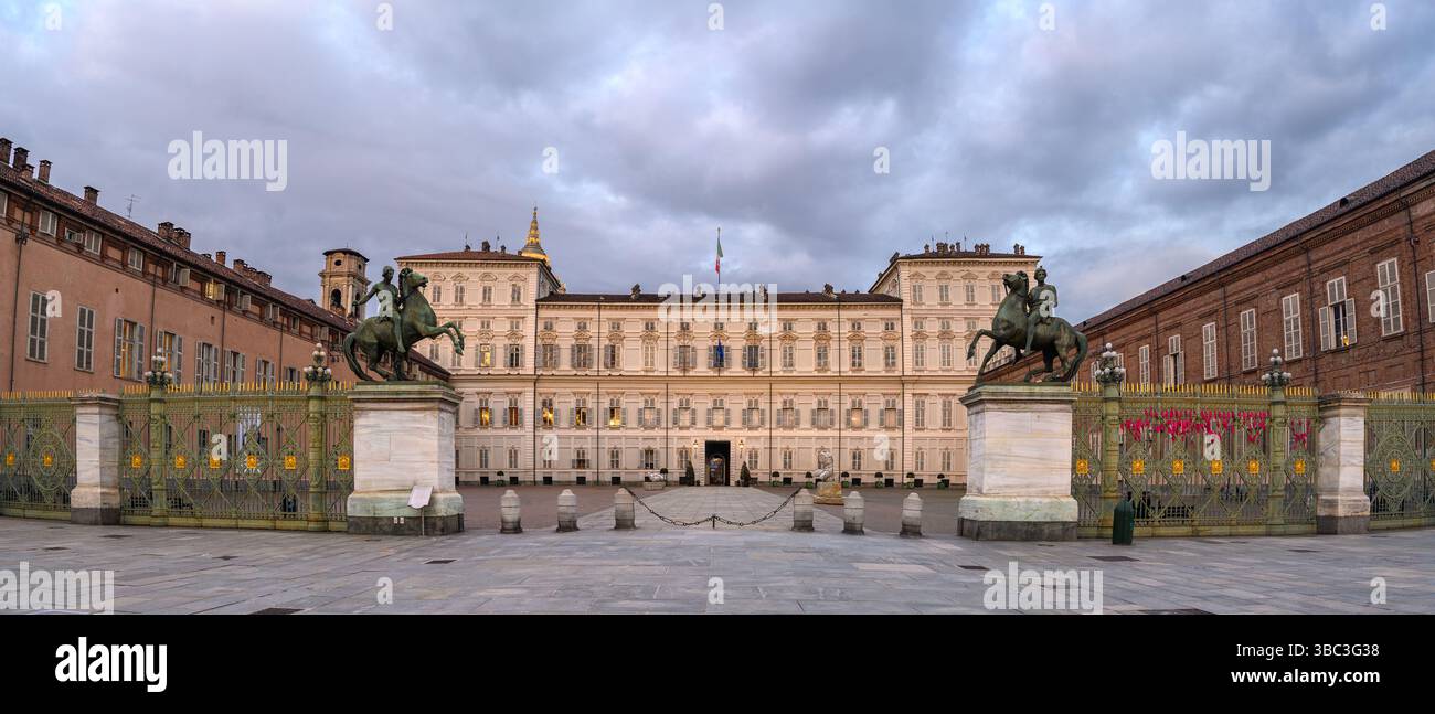 Besucher bewundern die elegante Fassade des Königspalastes von Turin, eines der schönsten historischen Wahrzeichen Italiens, mit kompliziertem Design und Geschichte. Stockfoto