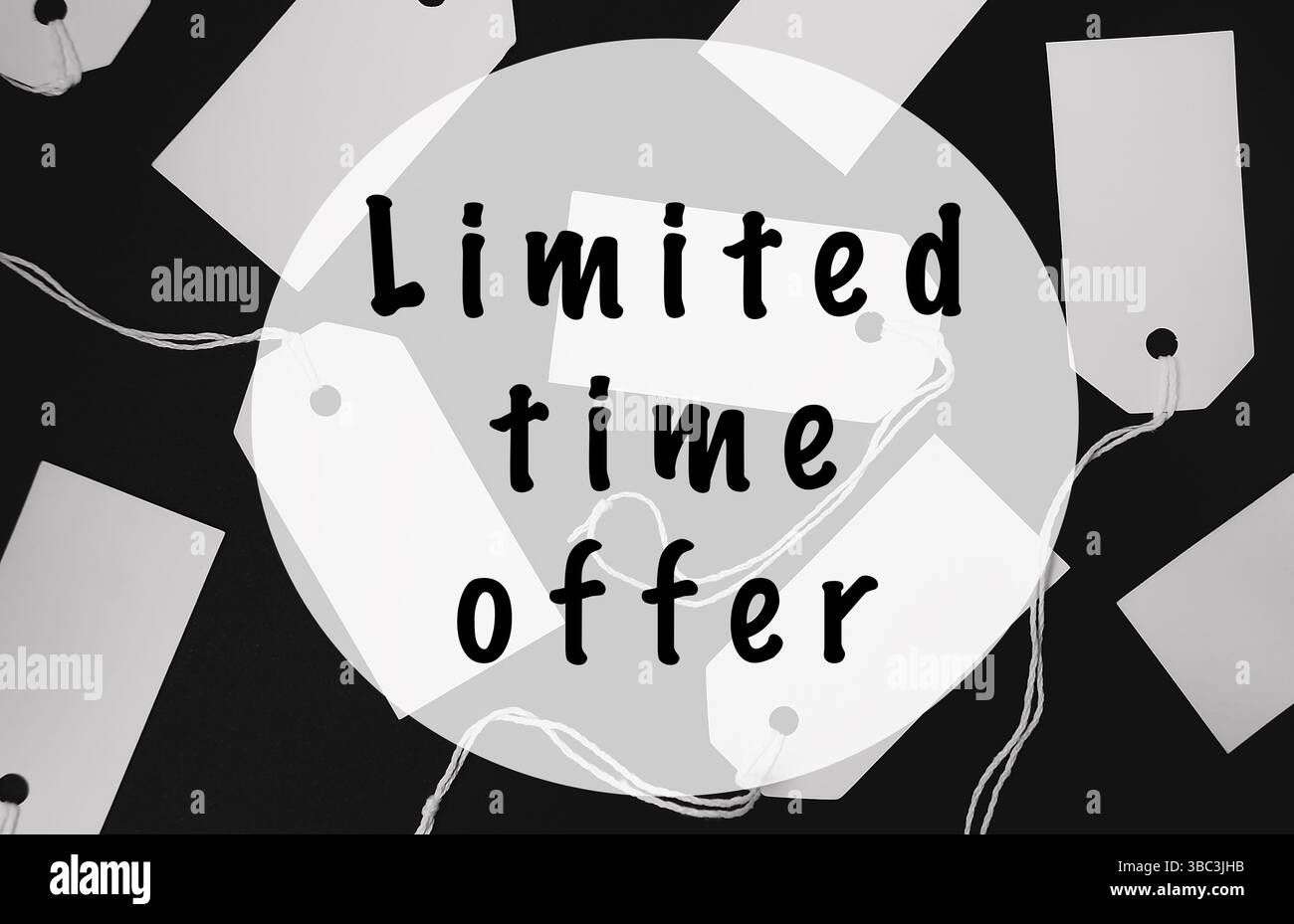 Schwarzweißbild von Tags mit den Worten „zeitlich begrenztes Angebot“ in weiß. Die Tags sind im Bild verstreut, einige hängen vom Stockfoto