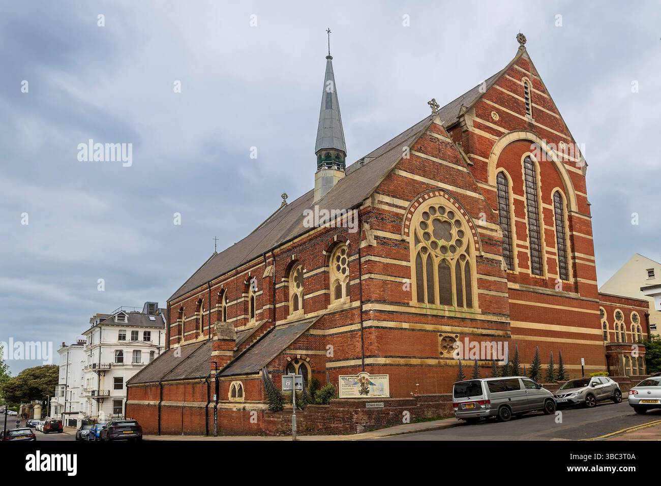 Brighton, Großbritannien, 15. Mai 2025, St Michael and All Angels Church steht an einer Straße in Brighton Stockfoto