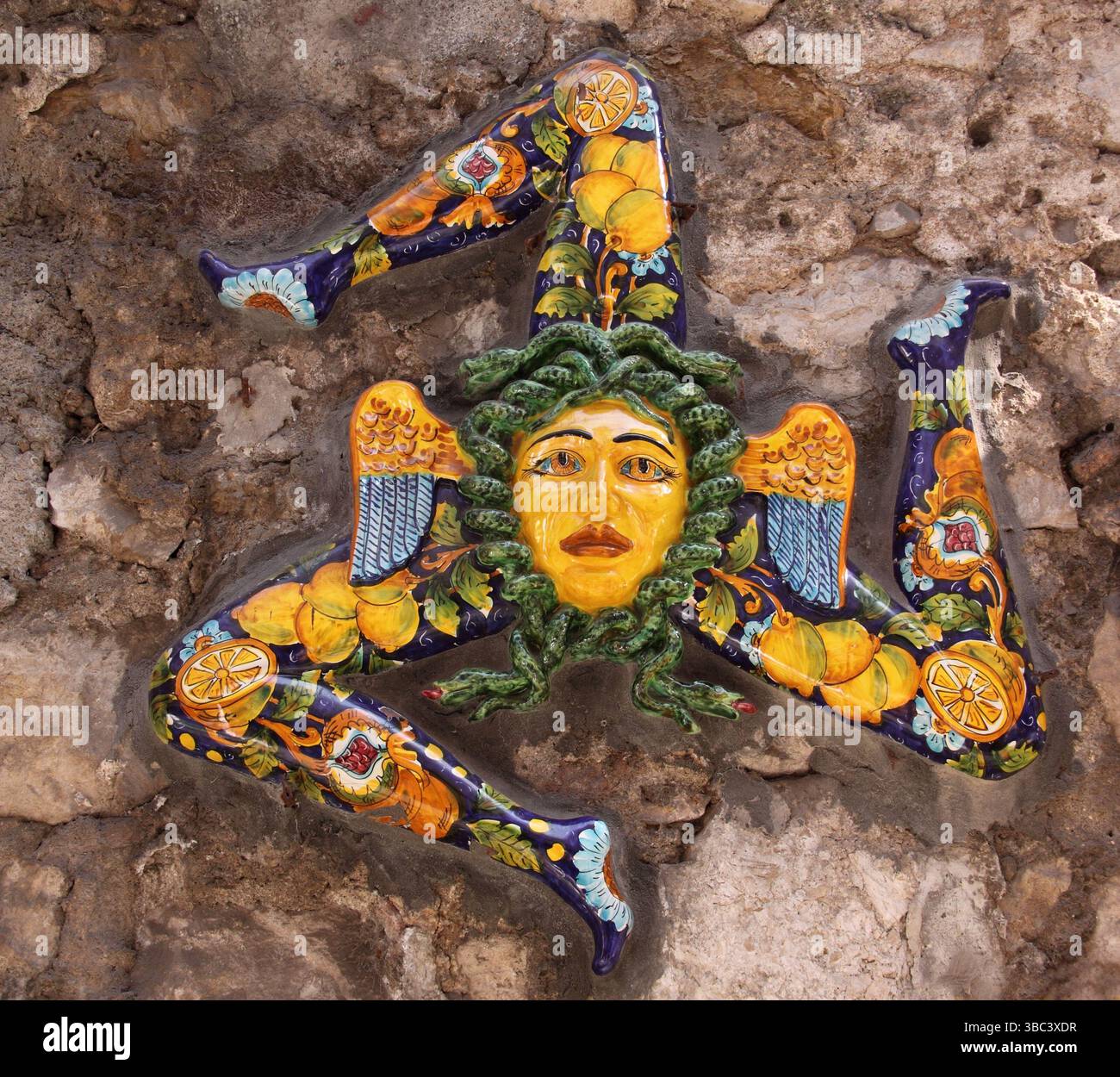 Italien, Sizilien, Taormina. Trinakria altes Symbol Siziliens in typisch sizilianischer glasierter Keramik. Stockfoto