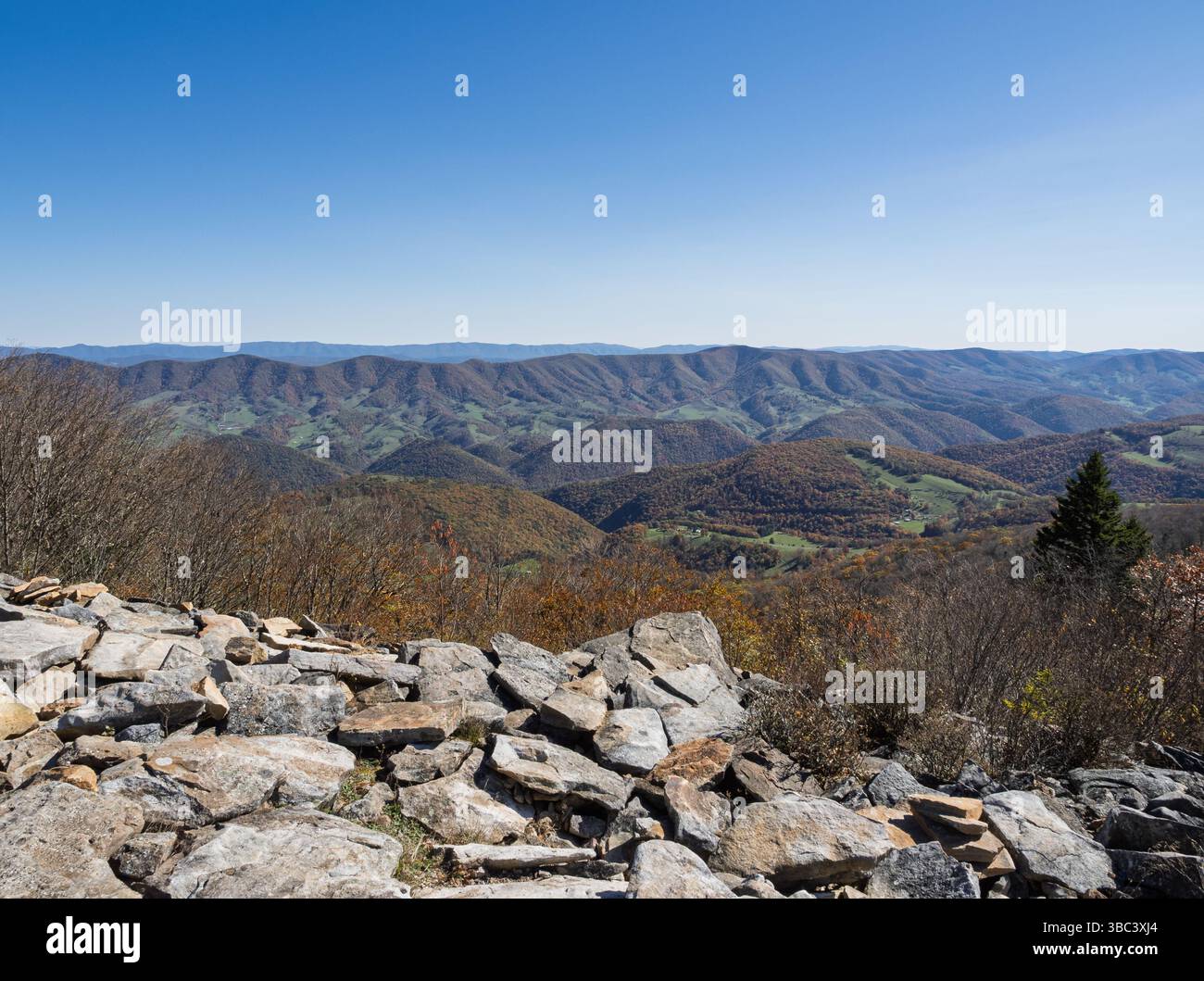 Die mehrschichtigen Bergketten erstrecken sich bis in die Ferne des Spruce Knob und zeigen im Monongahela National Forest, WV, herbstliche Farben. Stockfoto