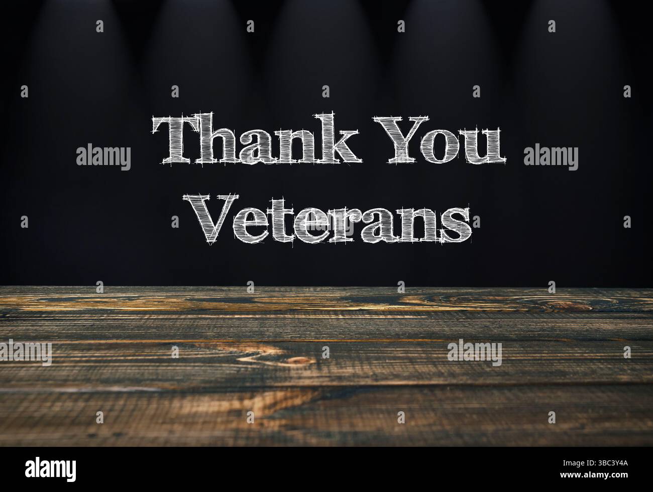 Holztisch mit schwarzem Hintergrund und der Aufschrift Thank You Veterans Stockfoto