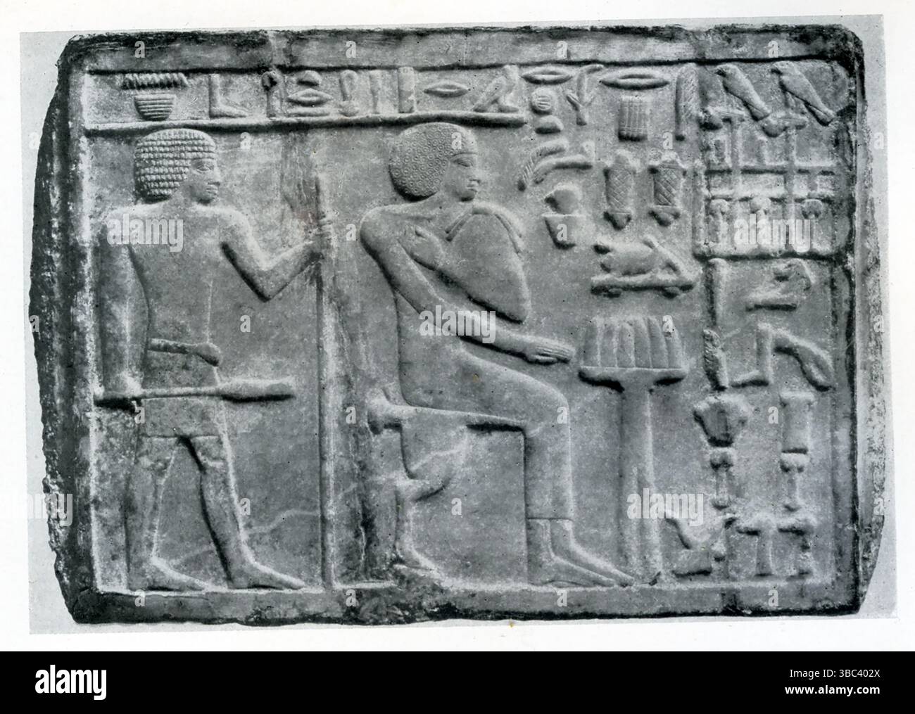 Dieses Foto aus dem Jahr 1925 zeigt ein gemeißeltes Steinrelief, das in einem alten ägyptischen Grab entdeckt wurde. Stockfoto