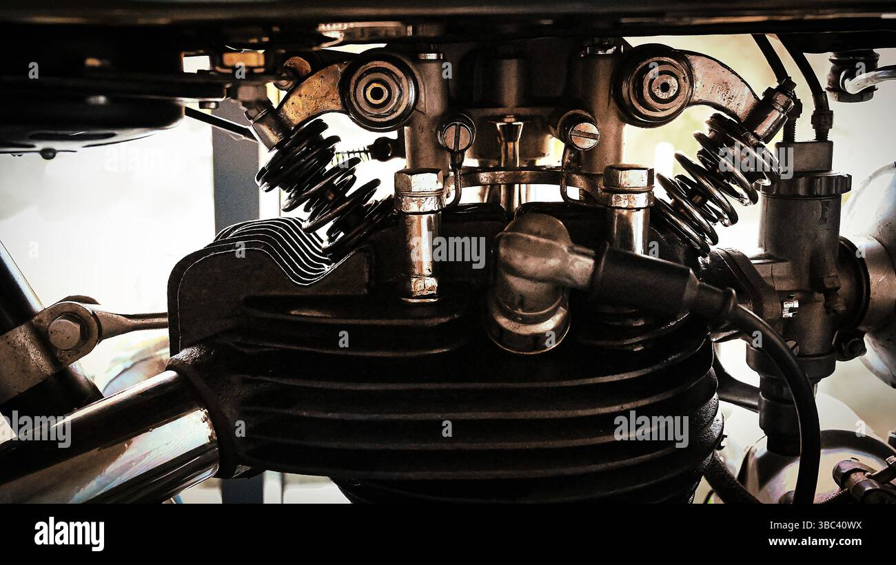 Alter Motorblock mit Zündkerzen und Zylinder von einem Motorrad. Stockfoto