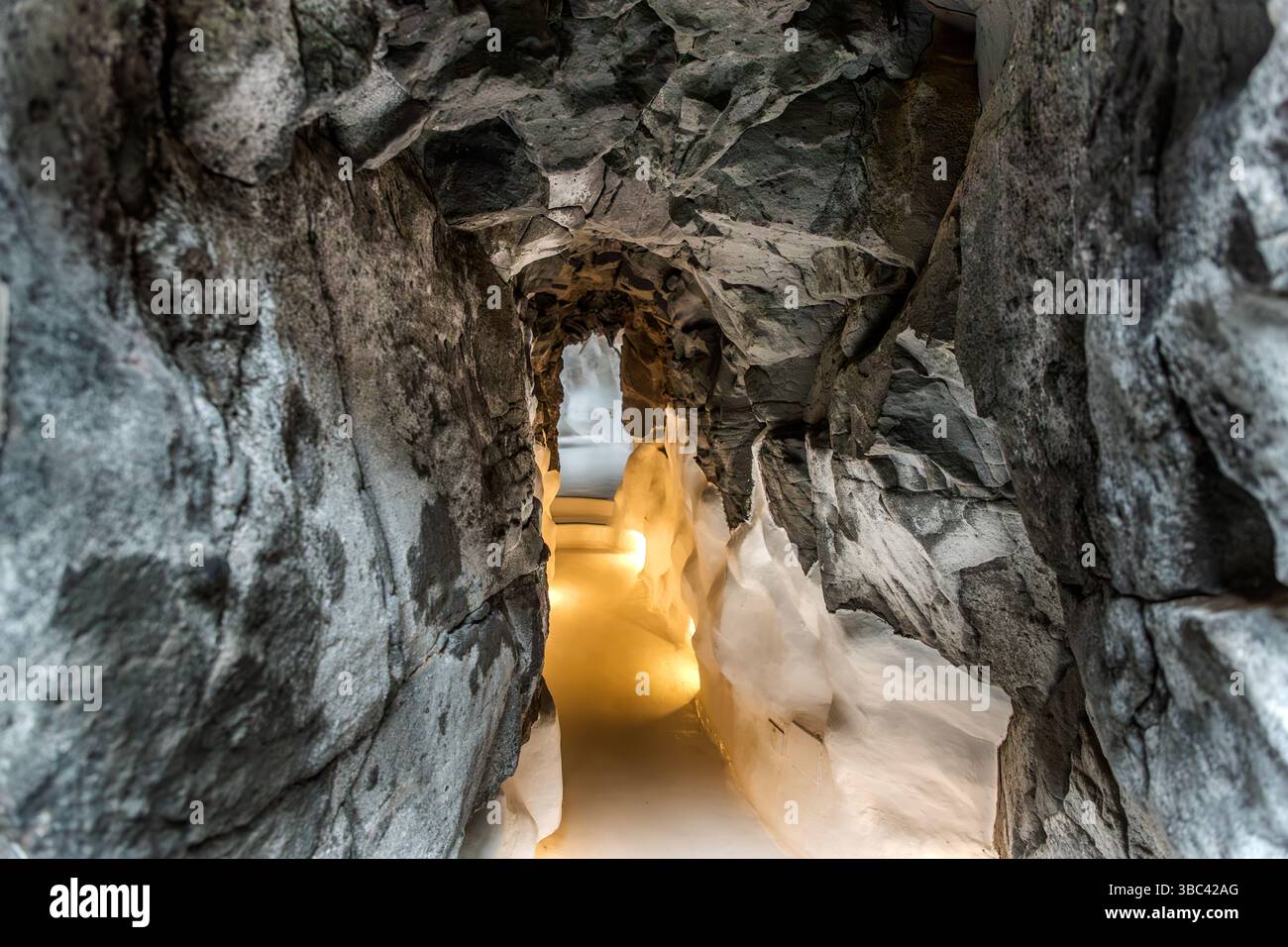 Das Innere einer Lavahöhle in der César Manrique Foundation auf Lanzarote. Calle Amando Fuentes, Teguise, Canarias, Spanien Stockfoto