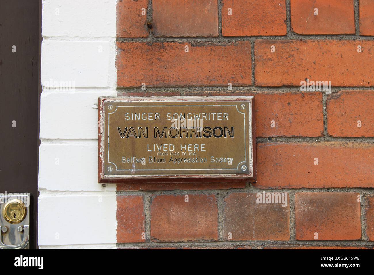 Tafel vor dem Geburtsort von Van Morrison an der Hyndford Street in Belfast Stockfoto