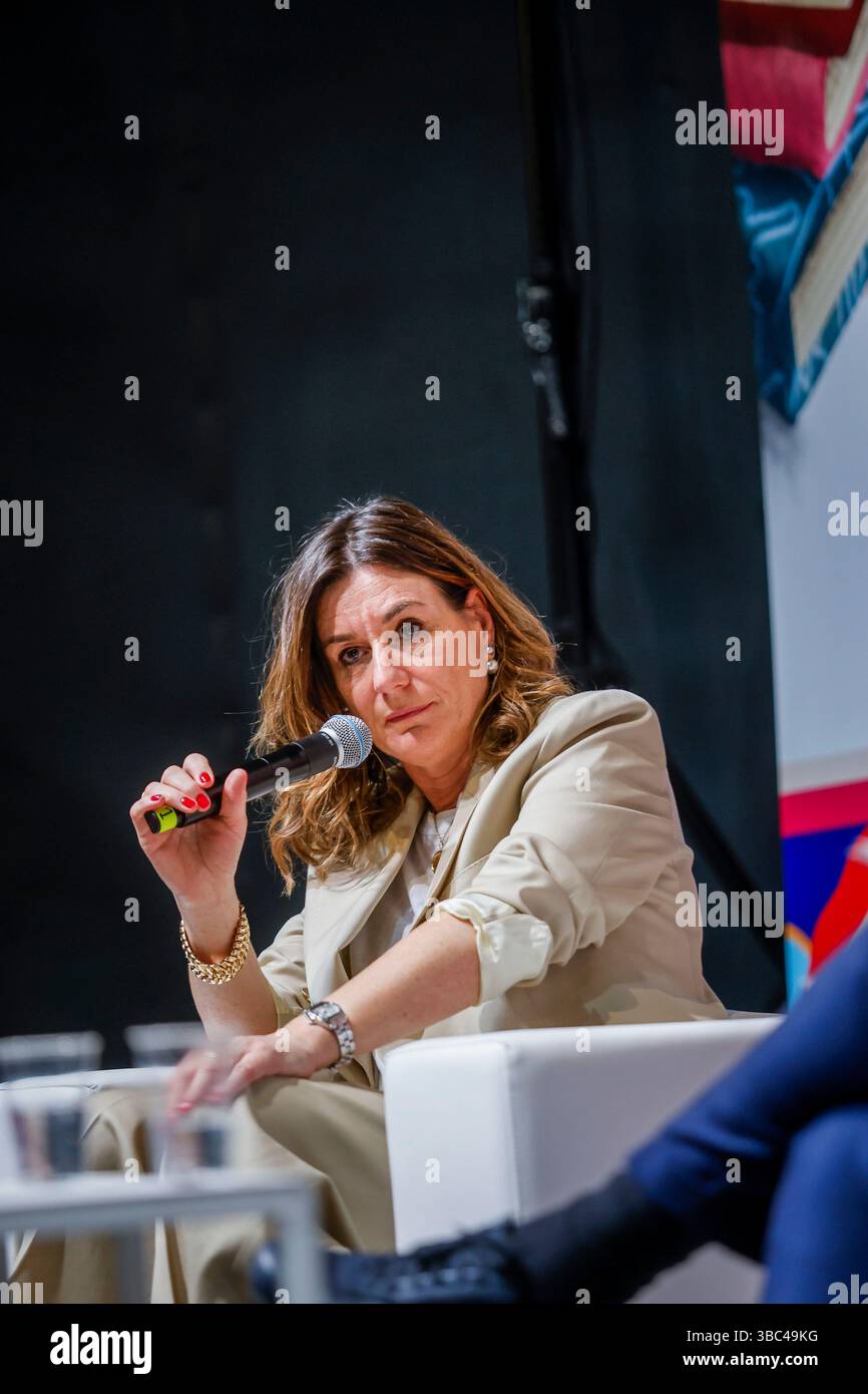 Torino, Italien. Mai 2025. Simona Fontana alla 37a edizione del Salone del Libro di Turin. Italia - cronaca - Domenica 18 maggio 2025 (Foto Giulio Lapone/LaPresse). Simona Fontana bei der 37. Ausgabe des Salone del Libro in Turin. Italien - Nachrichten - Domenica 18. Mai 2025 (Foto Giulio Lapone/LaPresse) die 37. Ausgabe des Salone del Libro in Turin. Italien - News - Samstag, 17. Mai 2025 (Foto Giulio Lapone/LaPresse) Credit: LaPresse/Alamy Live News Stockfoto